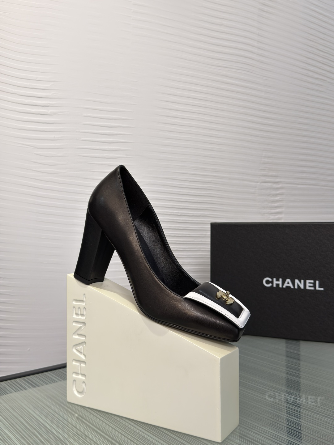 NO:815801,Top version: CHANEL Chanel 2026 Spring and Summer New Square Toe Double C Buckle Flat Sole Shoes Mary Jane Chanel Chanel's square toe Mary Jane, the upper is embellished with a black border and a golden double C logo, which is simple and highly recognizable. The square toe design + soft lining makes it comfortable to wear, suitable for commuting and leisure!  Classic and versatile, you can wear it with skirts and trousers to easily enhance your temperament. A must-have for those who want to collect it!  Fabric imported lambskin/imported suede lining/foot pads imported sheepskin outsole genuine leather outsole imported from Italy Heel height 9cm Size35-41 (40 41 customized, non-refundable), high-heeled shoes, chanel, chanel, mary jane, high heels, skirts, sheepskin, chamois leather, Leather soles19860909顶级版本: CHANEL香奈儿 2026 春夏新款 方头 双C扣 平底 单鞋 玛丽珍 Chanel香奈儿这款方头玛丽珍,鞋面点缀黑色边框和金色双C标志,简约又超有辨识度.方头设计+柔软内衬,穿着舒适,通勤休闲都OK！经典百搭,裙装裤装随心搭,轻松提升气质,收藏控必入！ 面料进口小羊皮/进口麂皮 内里/垫脚进口羊皮 大底意大利进口真皮大底 跟高9cm Size35-41（40 41定做不退换）,高跟鞋单鞋,chanel,chanel,mary jane,high heels,skirts,sheepskin,chamois leather,Leather soles,Women's Shoes
