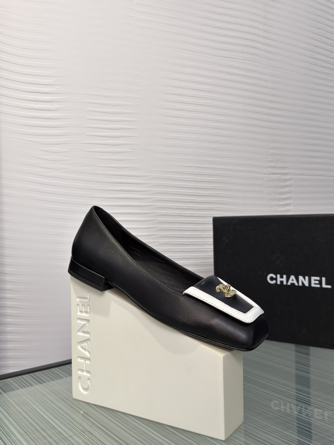 NO:815803,Top version: CHANEL Chanel 2026 Spring and Summer New Square Toe Double C Buckle Flat Sole Shoes Mary Jane Chanel Chanel's square toe Mary Jane, the upper is embellished with a black border and a golden double C logo, which is simple and highly recognizable. The square toe design + soft lining makes it comfortable to wear, suitable for commuting and leisure!  Classic and versatile, you can wear it with skirts and trousers to easily enhance your temperament. A must-have for those who want to collect it!  Fabric imported lambskin, lining/foot pads imported sheepskin, outsole, genuine leather outsole imported from Italy, heel height 2cm, Size 35-41 (40 41 customized, non-returnable), high heels, chanel, chanel, mary jane, high heels, skirts, sheepskin, Leather soles19860909顶级版本: CHANEL香奈儿 2026 春夏新款 方头 双C扣 平底 单鞋 玛丽珍 Chanel香奈儿这款方头玛丽珍,鞋面点缀黑色边框和金色双C标志,简约又超有辨识度.方头设计+柔软内衬,穿着舒适,通勤休闲都OK！经典百搭,裙装裤装随心搭,轻松提升气质,收藏控必入！ 面料进口小羊皮 内里/垫脚进口羊皮 大底意大利进口真皮大底 跟高2cm Size35-41（40 41定做不退换）,高跟鞋单鞋,chanel,chanel,mary jane,high heels,skirts,sheepskin,Leather soles,Women's Shoes