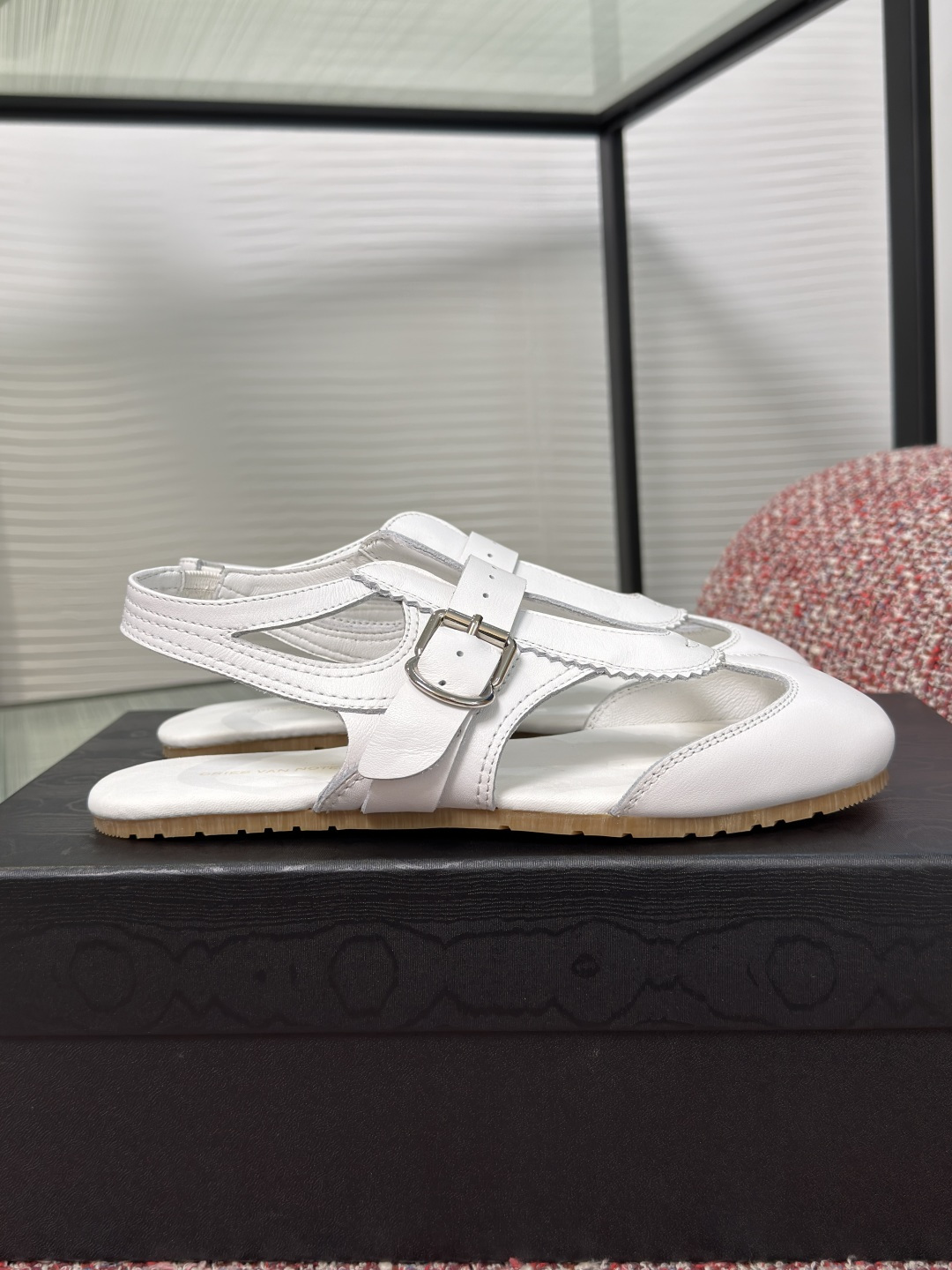 NO:816286,Top version: DIRES VAN NOTEN 2026 spring and summer new style, toe, hollow, flat sole, Roman sandals. This white sandal from Dries Van Noten is made of high-quality leather, simple and elegant, with a T-shaped upper + metal buckle design and exquisite details. The rubber sole is light and comfortable, suitable for daily or commuting wear. The brand is famous for its unique tailoring and high quality. This sandal continues the classic style and looks great with skirts or casual pants in summer, easily creating an elegant and casual look. Fabric imported calfskin lining/foot pads imported sheepskin outsole original molded rubber outsole Size 35-40 (40 is custom-made and non-refundable), sandals, sandals, skirts, cowhide, sheepskin19860909顶级版本: DIRES VAN NOTEN 2026 春夏新款 包头 镂空 平底 罗马凉鞋 Dries Van Noten这款白色凉鞋,采用优质皮革,简约大方,T字型鞋面+金属扣带设计,细节精致.橡胶鞋底轻便舒适,适合日常或通勤穿搭.品牌以独特剪裁和高品质著称,这款凉鞋延续了经典风格,夏季搭配裙装或休闲裤都很出彩,轻松打造优雅随性造型. 面料进口小牛皮 内里/垫脚进口羊皮 大底原版开模橡胶大底 Size35-40（40 定做不退换）,凉鞋,sandals,skirts,cowhide,sheepskin,Women's Shoes