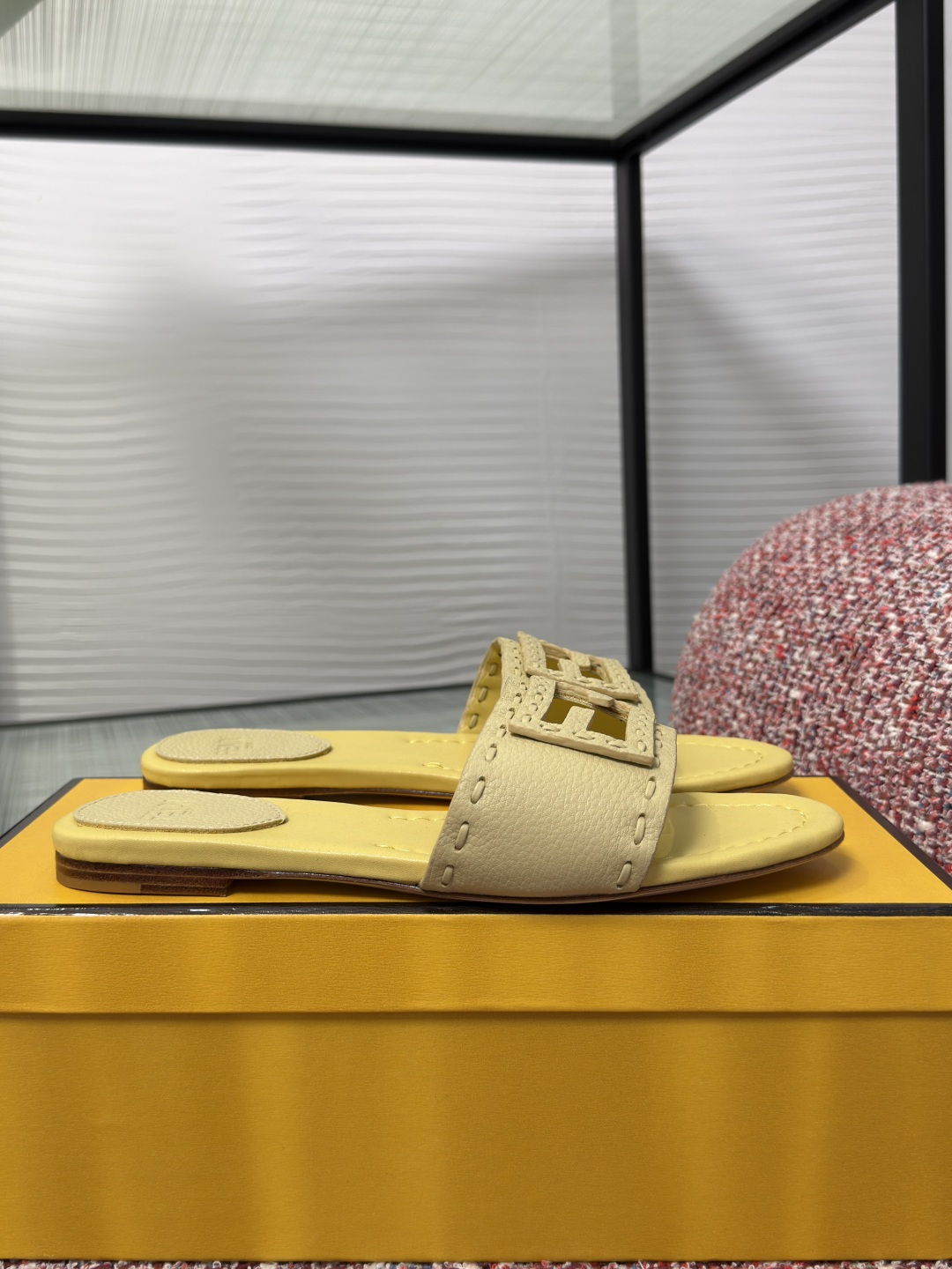 NO:816282,Top version: FENDI Fendi 2026 new summer style double F hollow flat slippers Fendi FF hollow slippers, wide slide, high quality leather + FF hollow design, exquisite stitching on the upper, attention to detail is a must!  Flat bottom design, FF logo is a classic element of Fendi, representing the brand's unique style. Fabric imported calfskin, lining imported cowhide, outsole imported Italian leather outsole Size35-43 (40 41 42 43 customized and non-returnable), slippers, fendi, fendi, slippers, cowhide, Leather soles19860909顶级版本: FENDI 芬迪 2026 夏季新款 双F 镂空 平底 拖鞋 Fendi FF镂空拖鞋,宽带滑台,优质皮革+FF镂空设计,鞋面精致缝线,细节控必入！平底设计,FF标志是Fendi经典元素,代表品牌独特风格. 面料进口小牛皮 内里进口牛皮 大底意大利进口真皮大底 Size35-43（40 41 42 43定做不退换）,拖鞋,fendi,fendi,slippers,cowhide,Leather soles,Women's Shoes