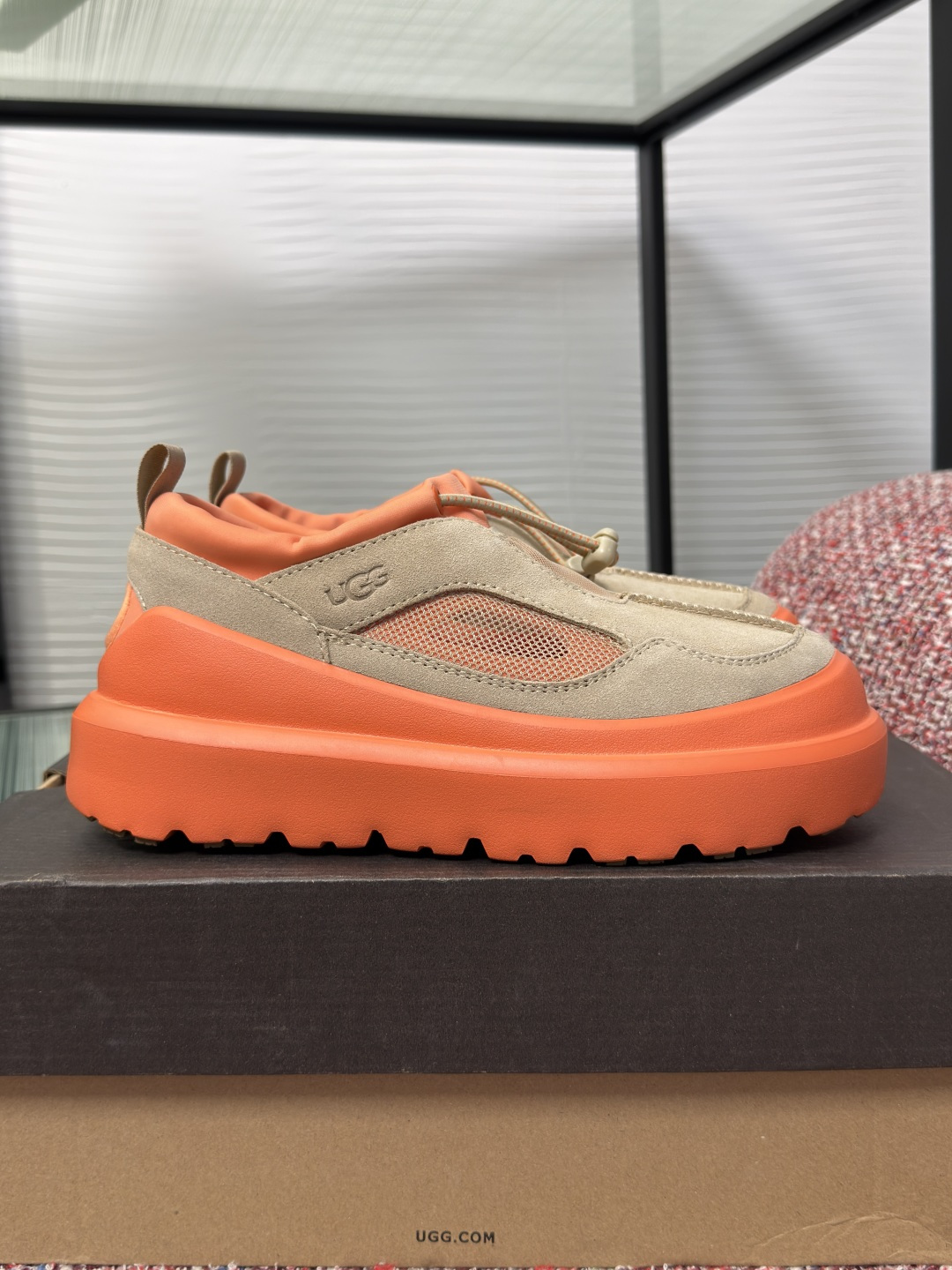 NO:817616,Top version: UGG 2026 new summer Heritage Utility Axoid classic recreation casual shoes (mesh model) Couple model UGG classic recreation series mesh shoes, light khaki suede + orange thick sole contrasting design, retro and full of vitality!  The upper is meshed with mesh, which is very breathable and very comfortable to wear in spring and summer. The heel is hollowed out and has drawstring details, which is easy to put on and take off and has a sense of design. The thick sole is about 5cm higher, showing height and length of the legs. It can be easily controlled for daily commuting, shopping, and vacation. It is comfortable and versatile. It is a dazzling item for spring and summer. Fabric: Imported cow suede/mesh Lining imported soft sheepskin lining Original open-molded anti-slip foam outsole Thickness 4CM Size:  Female 35-40 (40 is custom-made and non-refundable) Male 40-44, casual shoes/sports shoes, sneakers, sheepskin, chamois leather19860909顶级版本: UGG 2026 夏季新款 Heritage Utility Axoid 经典再造休闲鞋（网面款） 情侣款 UGG经典再造系列网面鞋,浅卡其麂皮+橙色厚底撞色设计,复古又活力满满！鞋面网面拼接,透气性超赞,春夏穿超舒服.后跟镂空+抽绳细节,穿脱方便又有设计感.厚底增高约5cm,显高显腿长,日常通勤、逛街、度假都能轻松驾驭,舒适又百搭,是春夏穿搭的亮眼单品. 面料:进口牛反绒/网纱 内里进口柔软羊皮里 大底原版开模防滑发泡大底 底厚4CM Size : 女35-40（40 定做不退换） 男40-44,休闲鞋/运动鞋,sneakers,sheepskin,chamois leather,Women's Shoes