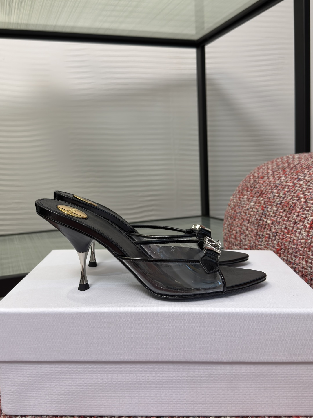 NO:817608,Top version: SAINT LAURENT 2026 summer new model, pointed toe, diamond letter buckle, high heels, sandals, slippers, Saint Laurent SLY series high-heeled mules, cowhide + transparent panels, fashionable and avant-garde!  The YSL metal logo on the upper is very recognizable, and the golden metal heel is 8cm, which elongates the leg line and can be easily used in daily life or dinner. The insole is soft, comfortable to wear, simple and elegant, and can be worn with skirts and trousers, which can easily enhance the look. Fabric imported cowhide/TPU lining/foot pads imported sheepskin outsole Italian imported genuine leather outsole Heel height 8cm Size35-40 (40 is custom-made and non-returnable), high-heeled shoes and slippers, saint laurent, saint  laurent,saint laurent,high heels,slippers,skirts,cowhide,sheepskin,Leather soles19860909顶级版本: SAINT LAURENT 兰罗兰 2026 夏季新款 尖头 镶钻字母扣 高跟 凉拖 拖鞋 圣罗兰SLY系列高跟穆勒鞋,牛皮+透明饰片,时髦又前卫！鞋面YSL金属标志超有辨识度,金色金属鞋跟8cm,拉长腿部线条,日常或晚宴都能轻松驾驭.鞋垫柔软,穿着舒适,简约大方,裙装裤装都能搭,轻松提升造型感. 面料进口牛皮/TPU 内里/垫脚进口羊皮 大底意大利进口真皮大底 跟高8cm Size35-40 (40 定做不退换）,高跟鞋拖鞋,saint laurent,saint laurent,saint laurent,high heels,slippers,skirts,cowhide,sheepskin,Leather soles,Women's Shoes