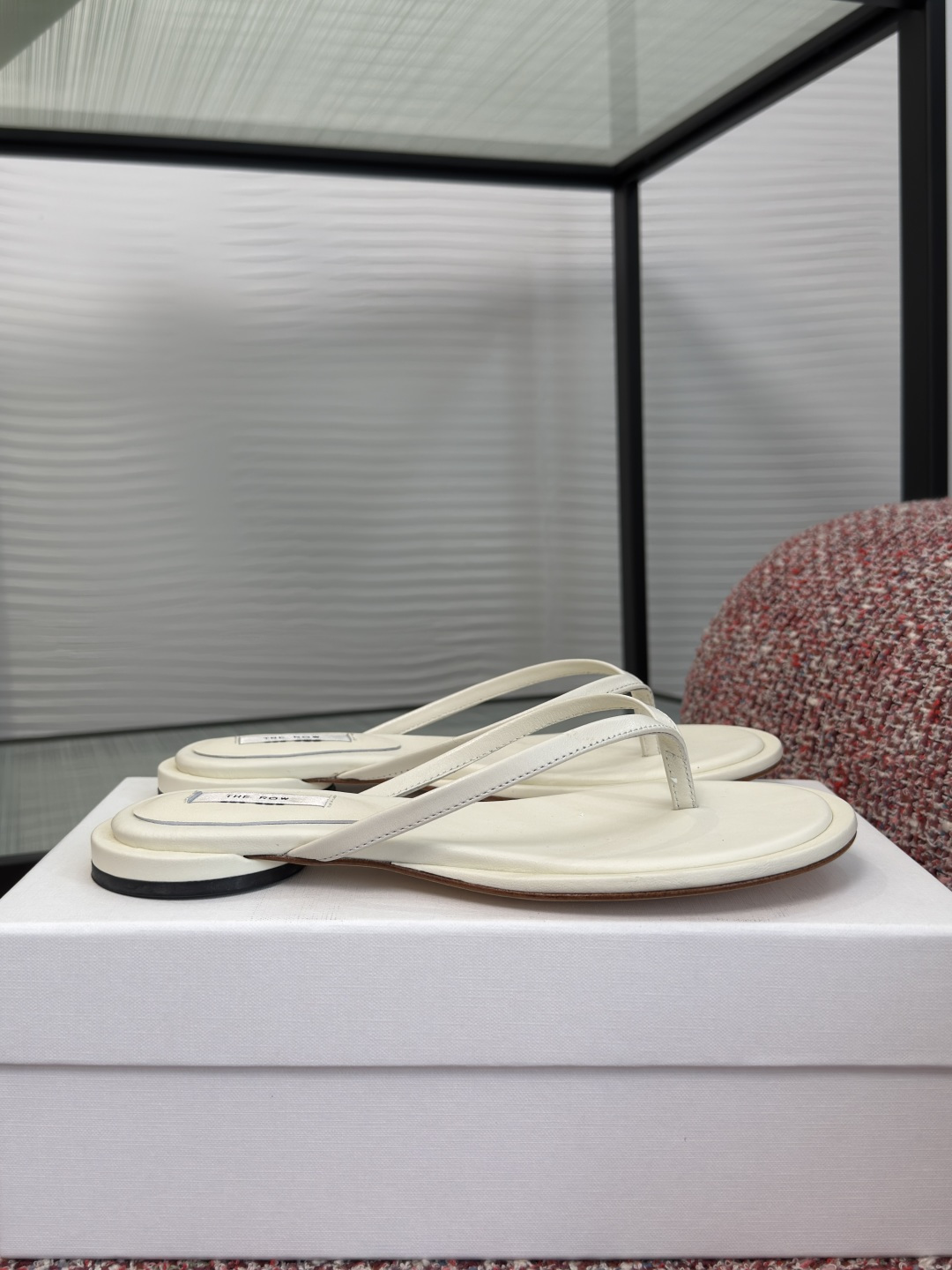 NO:817543,Top version: THE ROW 2026 new summer style, simple style, thick heel, flip-flops THE ROW flip-flops, minimalist design + high-quality leather, brand logo printed on the sole, low-key and recognizable. The rubber sole is non-slip and super comfortable for daily wear. Whether it is paired with casual or holiday style, it can easily enhance the style, full of simplicity and high-end. Fabric imported sheepskin/metallic sheepskin Lining/foot pads imported metal sheepskin Outsole Italian imported genuine leather outsole  Size35-41 (40 and 41 are customized and non-returnable), split-toe shoes, sheepskin, Leather soles19860909顶级版本: THE ROW 2026 夏季新款 简约风 粗跟 人字拖 THE ROW人字拖,极简设计+高品质皮革,鞋底印有品牌标志,低调又有辨识度.橡胶鞋底防滑,日常穿着超舒适,无论搭配休闲还是度假风,都能轻松提升造型感,简约高级感满满. 面料进口羊皮/金属羊皮 内里/脚垫进口金属羊皮 大底意大利进口真皮大底 Size35-41（40 41定做不退换）,分趾鞋,sheepskin,Leather soles,Women's Shoes