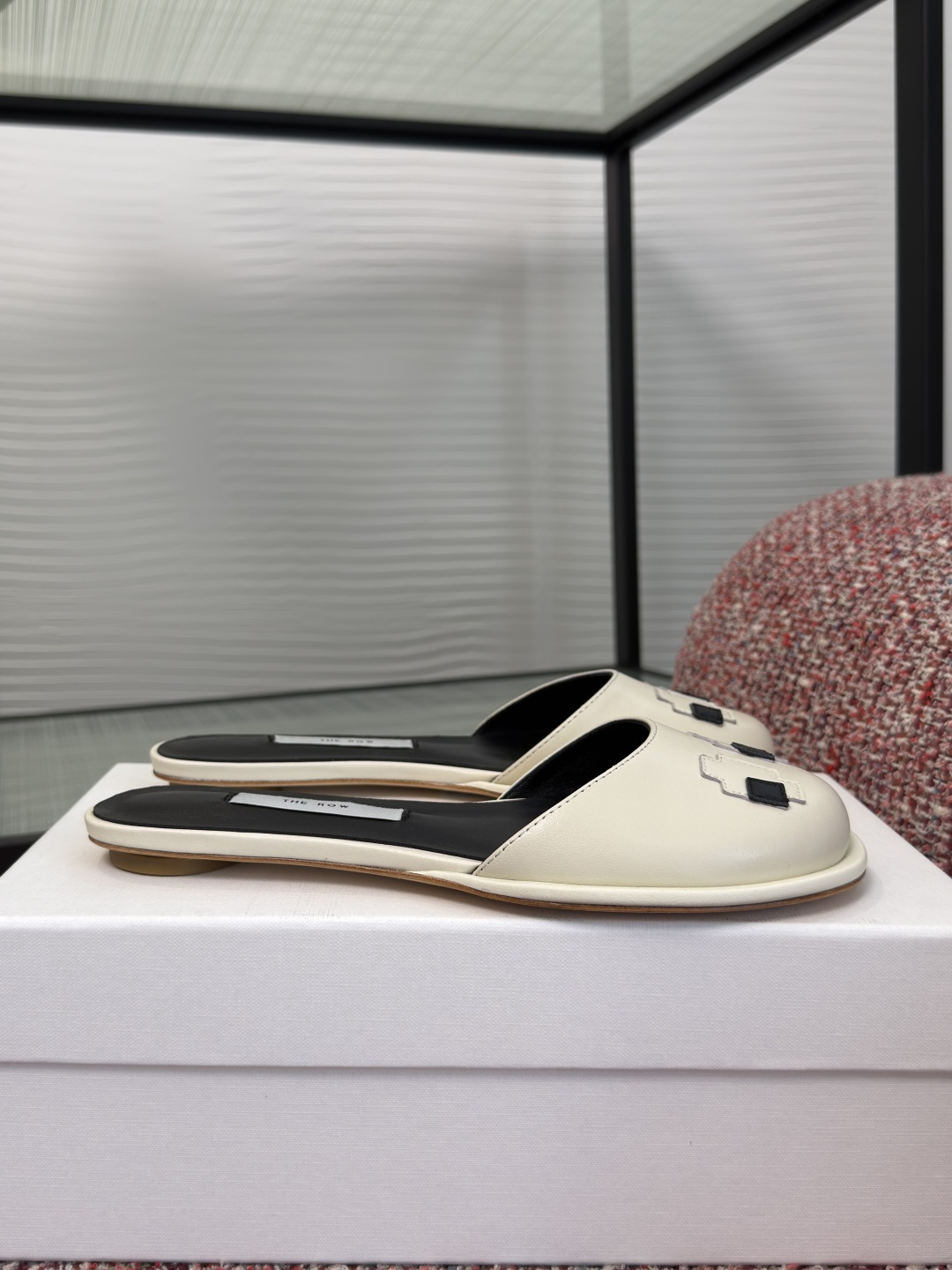 NO:817538,Top version: THE ROW 2026 new summer style simple style toe-toe slippers, flat slippers THE ROW's white slippers are made of high-quality leather, with geometric hollows and black squares on the upper, simple and detailed. The soles are smooth and comfortable to wear, suitable for daily or holiday scenes. The brand has always been low-key and luxurious, and the minimalist style is super textured, and it also looks great with casual clothes. The fabric is imported sheepskin, the lining/foot pads are imported sheepskin, and the outsole is imported genuine leather outsole from Italy.  Size35-41 (40 and 41 are customized and non-returnable), semi-trailers, slippers, sheepskin, Leather soles19860909顶级版本: THE ROW 2026 夏季新款 简约风 包头拖 平底 拖鞋 THE ROW这款白色拖鞋,采用优质皮革,鞋面点缀几何镂空+黑色方块,简约又有细节感.鞋底平滑,穿着舒适,适合日常或度假场景.品牌一贯低调奢华,极简风格超有质感,搭配休闲服饰也很出彩. 面料进口羊皮 内里/脚垫进口羊皮 大底意大利进口真皮大底 Size35-41（40 41定做不退换）,半拖,slippers,sheepskin,Leather soles,Women's Shoes