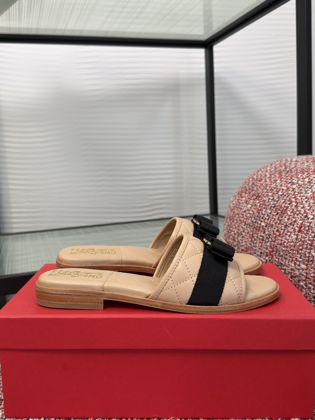 NO:817582,Top version: (Guanhuo) FERRAGAMO 2026 spring and summer new Vara bow thick heel slippers. This slipper is elegant in style, easy to wear, full of freshness and vitality, and can be flexibly interpreted in a variety of styles. Made of soft Italian nappa leather, the insole is filled with high-frequency technology to ensure comfortable wearing and cleverly echoes the wide strap design. The grosgrain bow is decorated with a gold metal nameplate, adding a unique highlight to the shoes. Fabric imported sheepskin  Lining/foot pads imported sheepskin outsole Italian imported genuine leather outsole Size 35-40 (40 customized, non-returnable), slippers, ferragamo, ferragamo, slippers, sheepskin, Leather soles19860909顶级版本:（莞货） FERRAGAMO 菲拉格慕 2026 春夏新款 Vara 蝴蝶结 粗跟 拖鞋 这款便鞋风格优雅,穿搭轻松,洋溢清新朝气,灵活演绎百变造型.采用柔软的意大利纳帕皮制成,内底经由高频工艺填充,确保穿着舒适,同时巧妙呼应宽饰带设计.罗缎蝴蝶结饰有金色金属铭牌,为鞋履增添别样亮点. 面料进口羊皮 内里/垫脚进口羊皮 大底意大利进口真皮大底 Size35-40（40定做不退换）,拖鞋,ferragamo,ferragamo,slippers,sheepskin,Leather soles,Women's Shoes