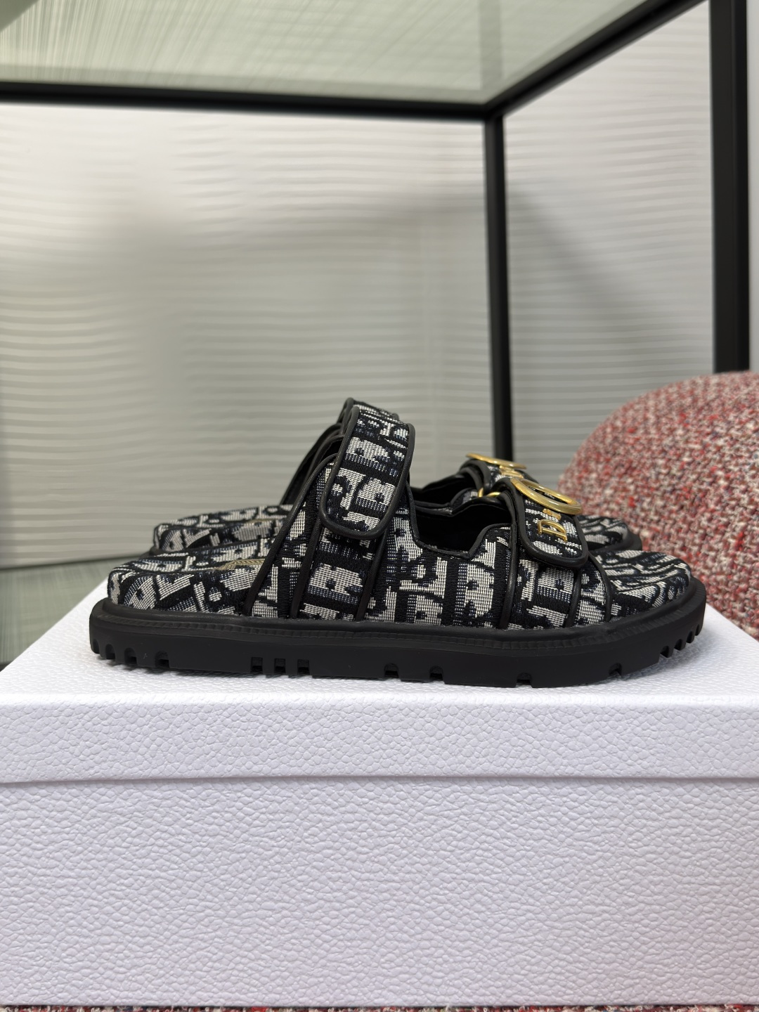 NO:818516,Top version: DIOR Dior 2026 spring and summer new style My Velcro Metal letter logo Thick sole Sandals Sandals Slippers This MyDior sandal is designed by Jonathan Anderson (Jonathan Anderson). The stylish design highlights the new Dior leather goods logo. Oblique printed fabric style, with ribbons and thick soles, can add lively style to various casual looks this season. Fabric Imported lambskin/original custom fabric  Imported sheepskin lining, original molded rubber outsole, Size 35-41 (40 41 customized, non-returnable), slippers and sandals, dior, dior, sandals, slippers, sheepskin19860909顶级版本: DIOR 迪奥 2026 春夏新款 My 魔术贴 金属字母logo 厚底 凉拖 凉鞋 拖鞋 这款 MyDior 凉鞋由乔纳森·安德森 (Jonathan Anderson) 倾情设计,时尚的设计突显全新的 Dior 皮革制品标志.Oblique 印花面料款式,搭配饰带和厚底,可为本季的各式休闲造型增添活泼风格. 面料进口小羊皮/原版定制布料 内里进口羊皮 大底原版开模橡胶大底 Size35-41（40 41 定做不退换）,拖鞋凉鞋,dior,dior,sandals,slippers,sheepskin,Women's Shoes