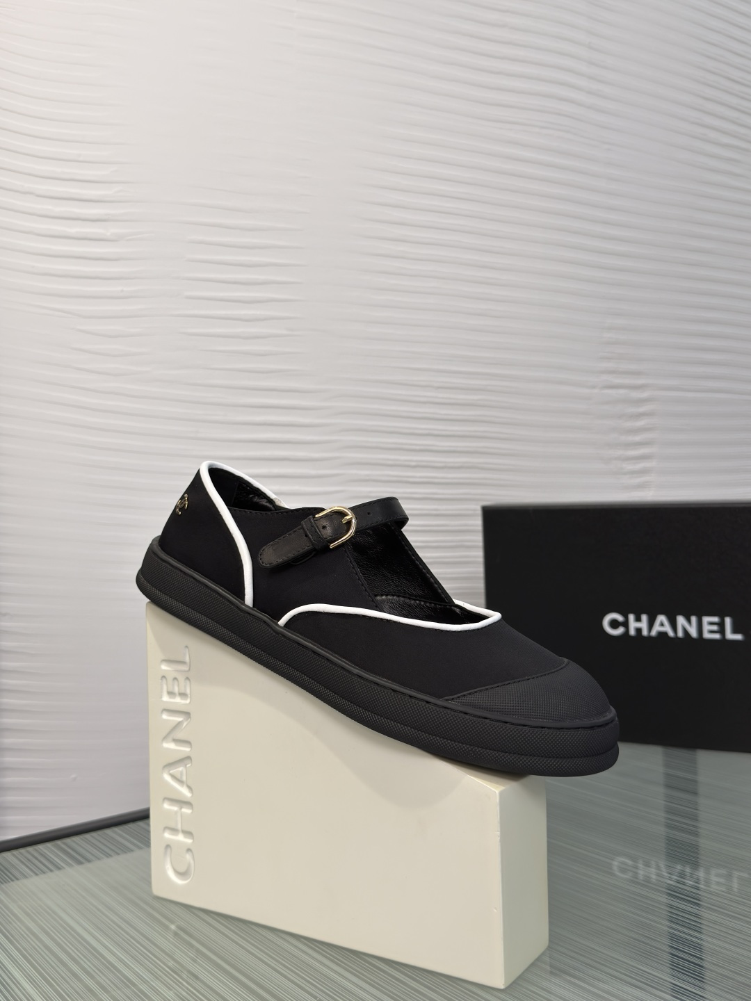 NO:818509,Top version: CHANEL 2026 Coco Beach retro Mary Jane doll shoes Chanel Chanel's black Mary Jane shoes are made of fabric + leather stitching, with white lines outlining the edges, simple and recognizable. Velcro design, super easy to put on and take off, the soles are light and comfortable, and you will not feel tired after walking for a long time. There is a brand logo on the inside of the insole, full of details, fashionable and practical, and a must-have item in the wardrobe of urban girls!  Fabric: Imported silk satin, imported soft sheepskin lining, outsole original molded anti-slip rubber material, bottom thickness 2CM Size: 35-40 (40 non-refundable), Mary Jane, chanel, chanel, mary jane, sheepskin, real silk, silk fabric19860909顶级版本: CHANEL 香奈儿 2026 Coco Beach 复古 玛丽珍 娃娃鞋 Chanel香奈儿这款黑色玛丽珍单鞋,采用织物+皮革拼接,白色线条勾勒边缘,简约又有辨识度.魔术贴设计,穿脱超方便,鞋底轻便舒适,长时间走路也不累.鞋垫内侧有品牌标志,细节满分,时尚实用兼备,是都市女生衣橱必备单品！ 面料:进口真丝绸缎 内里进口柔软羊皮里 大底原版开模防滑橡胶材质 底厚2CM Size : 35-40（40不退换）,玛丽珍,chanel,chanel,mary jane,sheepskin,real silk,silk fabric,Women's Shoes