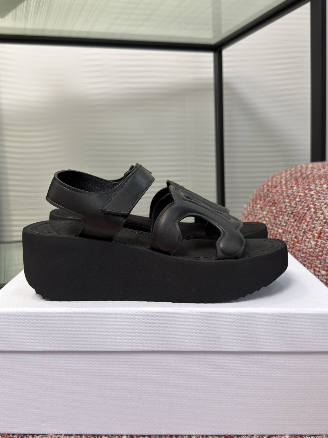 NO:818504,Top version: CELINE 2026 new summer SUNNY series Arc de Triomphe Velcro Sandals Celine Arc de Triomphe sandals, black leather + Arc de Triomphe embossed, highly recognizable!  The Velcro design makes it super easy to put on and take off. The overall design is simple and detailed. It goes well with casual or holiday style. It is a versatile item that is both practical and fashionable!  Fabric imported waxed cowhide, lining imported sheepskin, outsole original molded foam outsole, sole thickness 6cm, Size 35-40 (40 customized, non-returnable), sandals, celine, celine, sandals, cowhide, sheepskin19860909顶级版本: CELINE 赛琳 2026 夏季新款 SUNNY系列 凯旋门 魔术贴 凉鞋 Celine凯旋门凉鞋,黑色皮革+凯旋门浮雕,辨识度超高！魔术贴设计,穿脱超方便,整体简约又有细节,搭配休闲或度假风都很出彩,是实用与时尚兼具的百搭单品！ 面料进口油蜡牛皮 内里进口羊皮 大底原版开模发泡大底 底厚6cm Size35-40（40定做不退换）,凉鞋,celine,celine,sandals,cowhide,sheepskin,Women's Shoes