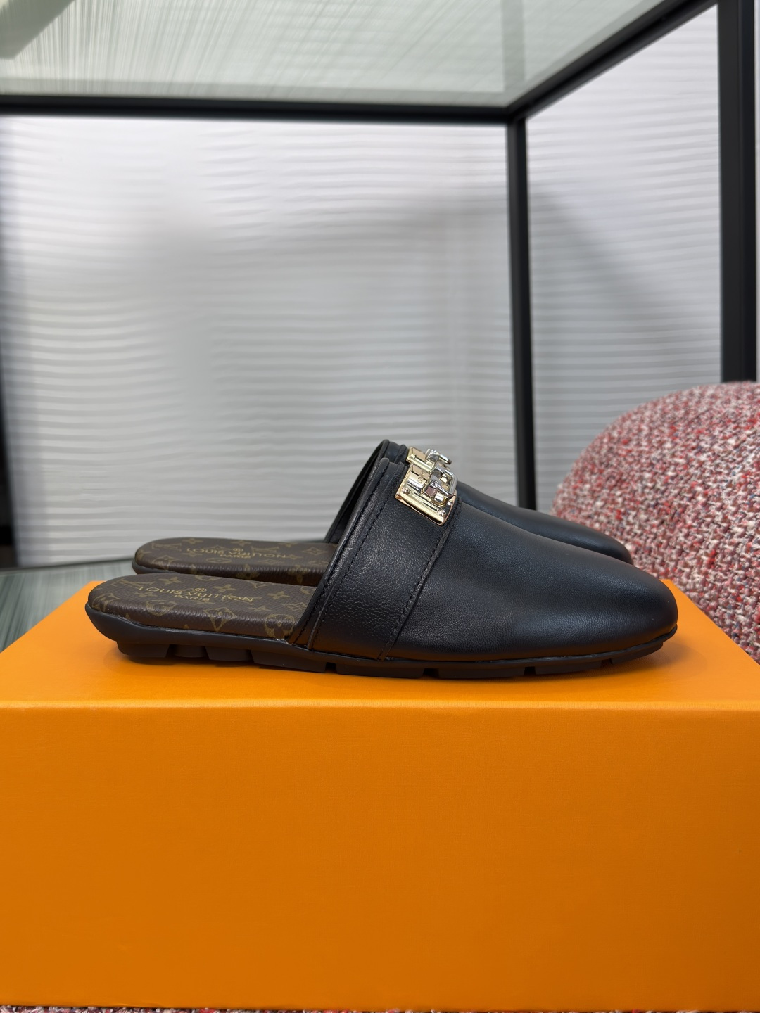NO:818498,Top version: LV Louis Vuitton 2026 spring and summer new Haven series catwalk style, lazy slippers, toe-toe slippers, half slippers, slippers. This style of Haven flat slingback sandals combines comfortable texture and exquisite craftsmanship, and shines in the 2026 spring and summer show. Classic Monogram presbyopia + colorful prints, fashionable and eye-catching!  The Swing Lock twist lock refers to the handle element of the brand's hard case and complements the leather shoelaces. Fabric imported cowhide, lining imported sheepskin, foot pads imported cowhide, outsole original molded rubber outsole Size 35-41 (40 41 custom-made and non-returnable), half drag, louis vuitton, louis vuitton, stuart weitzman, slippers, cowhide, sheepskin19860909顶级版本: LV 路易威登 2026 春夏新款 Haven系列 走秀款 懒人拖 包头拖 半拖 拖鞋 本款 Haven 平底露跟凉拖融合舒适质感与精湛匠艺,于 2026 春夏秀场大放异彩.经典Monogram老花+多彩印花,时髦又吸睛！Swing Lock 扭锁援引品牌硬箱的手柄元素,与皮革鞋带相得益彰. 面料进口牛皮 内里进口羊皮 垫脚进口牛皮 大底原版开模橡胶大底 Size35-41（40 41定做不退换）,半拖,louis vuitton,louis vuitton,stuart weitzman,slippers,cowhide,sheepskin,Women's Shoes