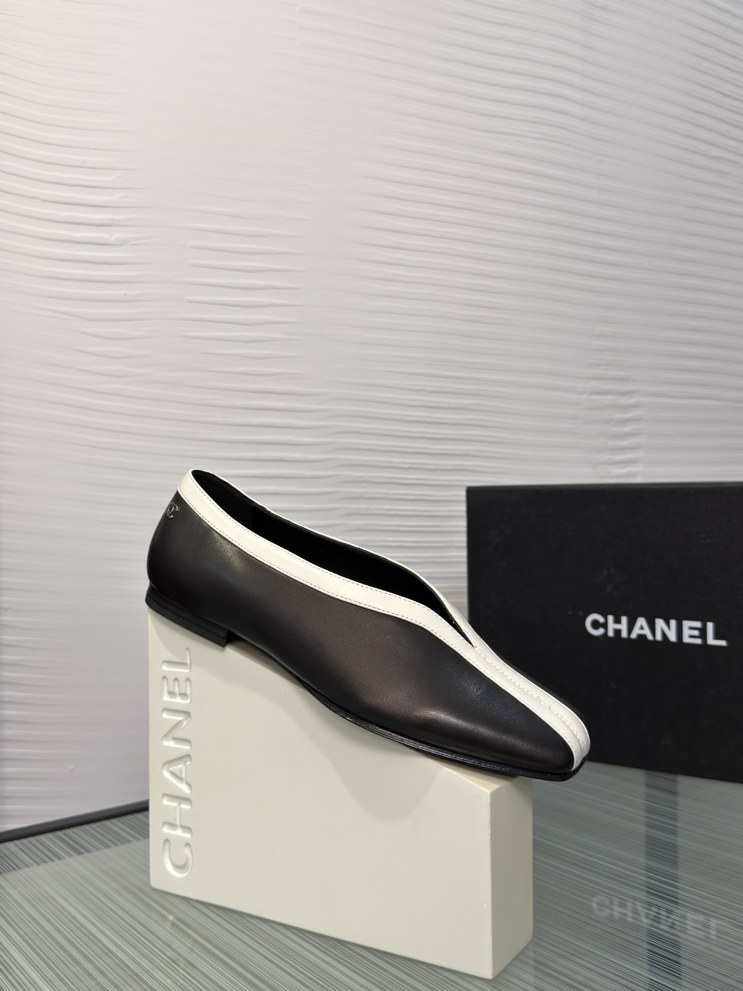 NO:819419,Top version: CHANEL Chanel 2026 spring and summer new square toe color matching flat shoes Chanel 26S series red patent leather flat shoes, glossy patent leather + crocodile pattern embossing, super high-end texture!  Black splicing lines are embellished, full of layers, the square toe design is fashionable and makes the feet smaller, but it is simple and elegant. It is very suitable for matching with skirts or trousers to easily enhance the look. Fabric imported sheepskin/crocodile pattern cowhide/cow patent leather. Imported sheepskin lining. Outsole. Italian imported leather outsole. Size 35-40 (customized for 40, non-returnable), single shoes, chanel, chanel, flats, skirts, cowhide, sheepskin, Leather soles19860909顶级版本: CHANEL 香奈儿 2026 春夏新款 方头 拼色 平底 单鞋 Chanel 香奈儿26S系列红色漆皮平底鞋,亮面漆皮+鳄鱼纹压花,质感超高级！黑色拼接线条点缀,层次感满满,方头设计时髦又显脚小,但简约大气,超适合搭配裙装或裤装,轻松提升造型感. 面料进口羊皮/鳄鱼纹牛皮/牛漆皮 内里进口羊皮 大底意大利进口真皮大底 Size35-40（40定做不退换）,单鞋,chanel,chanel,flats,skirts,cowhide,sheepskin,Leather soles,Women's Shoes