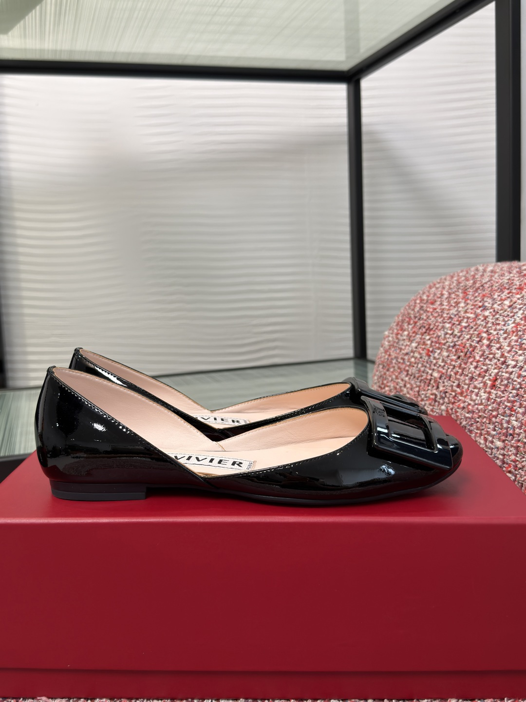 NO:819413,Top version: Roger Viver 2026 Spring and Summer New Classic Square Buckle Hollow Flat Ballet Shoes Roger Vivier black patent leather flat shoes, classic square buckle design, simple and elegant, perfect gloss on the upper, easy to clean. The insole is printed with the brand logo, with exquisite details, comfortable and suitable for the foot shape, suitable for long-term wear. Easily get the French elegance!  Roger Vivier is famous for its high-end shoes and unique designs, and is a favorite among fashion lovers. Fabric imported patent leather lining/foot pads imported sheepskin outsole Italian imported genuine leather outsole Size 35-40 (40 is custom-made and non-returnable), single shoes, roger vivor, flats, sheepskin, Leather soles19860909顶级版本: Roger Viver 2026 春夏新款 经典方扣 中空 平底 芭蕾舞鞋 单鞋 Roger Vivier黑色漆皮平底鞋,经典方扣设计,简约优雅,鞋面光泽感满分,易清洁.鞋垫印有品牌标识,细节精致,舒适贴合脚型,适合长时间穿着.法式优雅气质轻松get！Roger Vivier以高端鞋履和独特设计闻名,是时尚爱好者的心头好. 面料进口漆皮 内里/垫脚进口羊皮 大底意大利进口真皮大底 Size35-40（40 定做不退换）,单鞋,roger vivier,flats,sheepskin,Leather soles,Women's Shoes