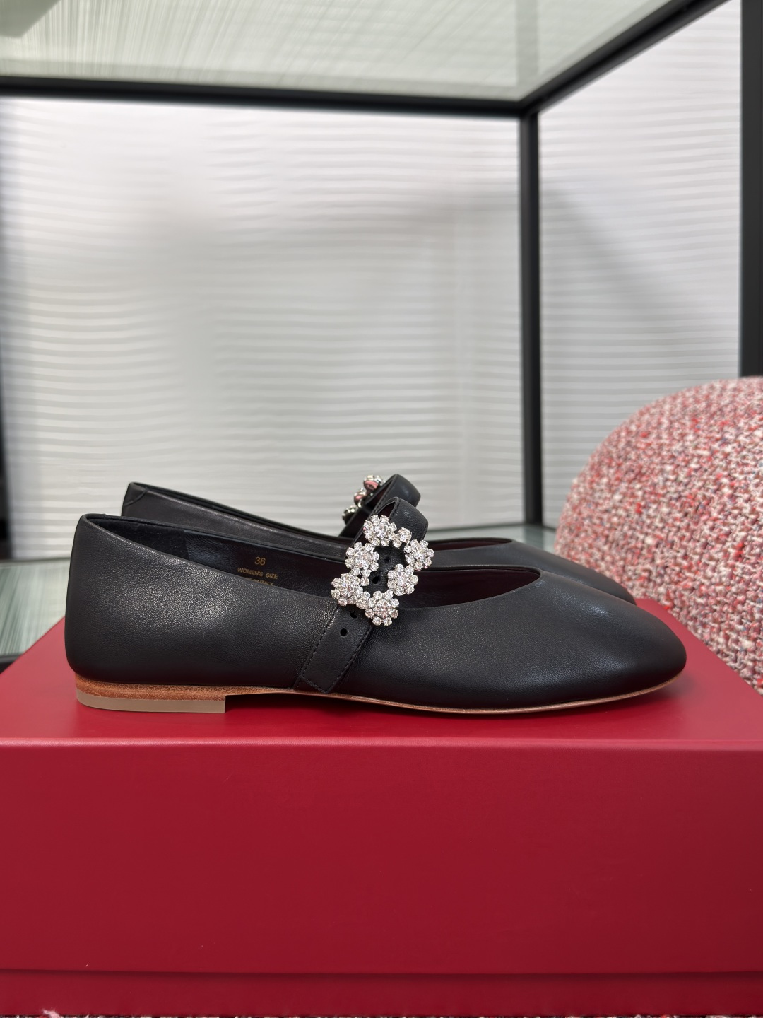 NO:819407,Top version: Roger Viver 2026 spring and summer new style, round toe, straight strap, diamond buckle, flat bottom, Mary Jane ballet shoes. This Très Vivier ballet shoes are made of patent leather, with sparkling diamond buckles on the buckle. The design of Mary Jane shoes is retro and cute, adding a smart temperament to the intellectual urban beauty. Fabric imported sheepskin lining/foot pads imported sheepskin outsole Italian imported genuine leather outsole Size 35-40 (40  Customized (non-refundable), ballet shoes, roger vivor, mary jane, sheepskin, Leather soles19860909顶级版本: Roger Viver 2026 春夏新款 圆头 一字带 钻扣 平底 玛丽珍 芭蕾舞鞋 本款Très Vivier芭蕾舞鞋以漆皮制成,扣带上点缀闪耀钻扣,玛丽珍鞋设计复古可爱,为知性都市佳人增添灵动气质. 面料进口羊皮 内里/垫脚进口羊皮 大底意大利进口真皮大底 Size35-40（40 定做不退换）,芭蕾舞鞋,roger vivier,mary jane,sheepskin,Leather soles,Women's Shoes