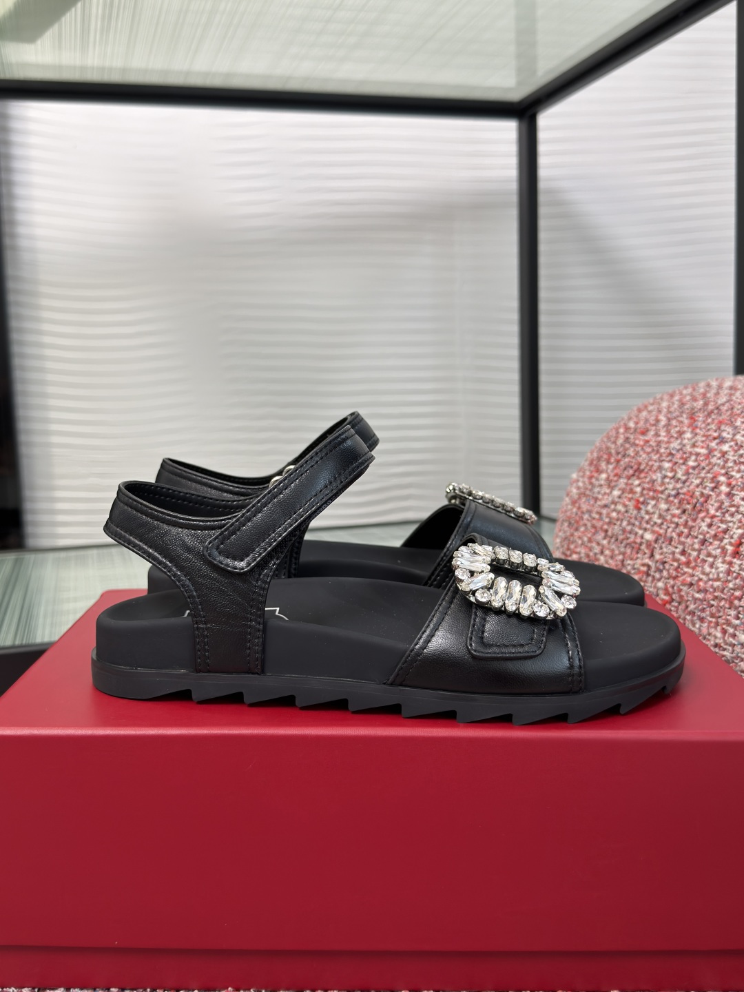 NO:819459,Top version: Roger Viver 2026 spring and summer new Slidy Viv series diamond buckle flat sandals Slidy Viv' series cleverly combines comfortable design and ladylike style, showing a relaxed feeling. This sandal is made of Nappa leather, with a serrated outsole, embellished with diamond buckles, gorgeous and exquisite. Material imported sheepskin Lining/foot pad imported sheepskin outsole Original open molded rubber outsole Size 35-40 (40  定做不退换）,凉鞋,roger vivier,sandals,sheepskin19860909顶级版本: Roger Viver 2026 春夏新款 Slidy Viv系列 钻扣 平底 凉鞋 Slidy Viv'系列巧妙糅合舒适设计和淑女风格,尽显松弛感,本款凉鞋以纳帕皮革制成,搭配锯齿边外底,点缀闪钻饰扣,华丽精致. 面料进口绵羊皮 内里/垫脚进口羊皮 大底原版开模橡胶大底 Size35-40（40 定做不退换）,凉鞋,roger vivier,sandals,sheepskin,Women's Shoes