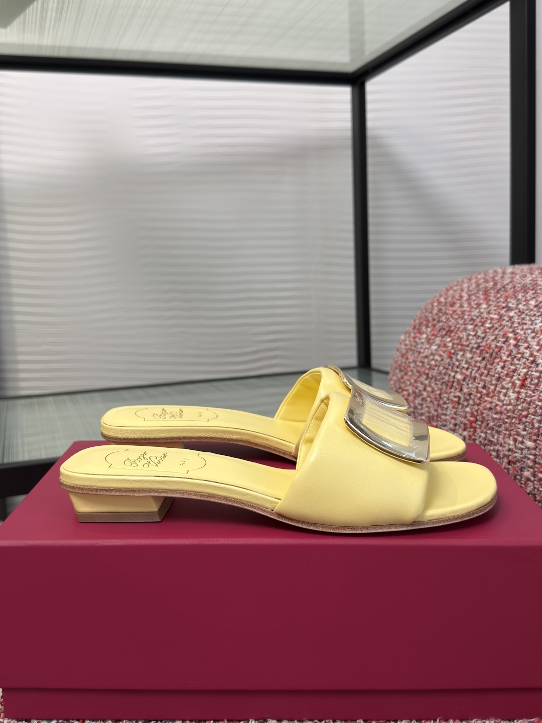 NO:885998,Top version: (Guanhuo) Roger Viver 2026 spring and summer new Belle Vivier series classic square buckle, thick heel, flat sole, slippers. Founded in 1965, Belle Vivier is one of the most representative works of the brand, and is loved for its special buckle and Skyscraper heel. This model of mules recreates the classic, made of Nappa leather, with a micro-padded design that feels soft on the foot and easily embellishes your daily look. The fabric is imported grained calfskin.  Lining/foot pads imported sheepskin outsole Italian imported genuine leather outsole Size35-40 (40 is custom-made and non-returnable), slippers, roger vivor, slippers, cowhide, sheepskin, Leather soles19860909顶级版本:（莞货） Roger Viver 2026 春夏新款Belle Vivier系列 经典方扣 粗跟 平底 拖鞋 始创于1965年的Belle Vivier是品牌最具代表性的作品之一,以其特别的饰扣和Skyscraper后跟备受喜爱.本款穆勒鞋再现经典,以纳帕皮革制成,微填充设计脚感柔软,轻松点缀您的日常造型. 面料进口粒面小牛皮 内里/垫脚进口羊皮 大底意大利进口真皮大底 Size35-40（40 定做不退换）,拖鞋,roger vivier,slippers,cowhide,sheepskin,Leather soles,Women's Shoes