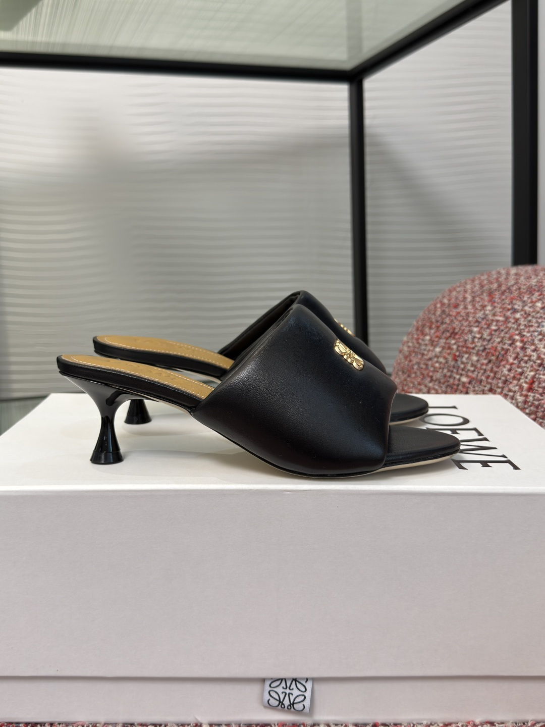NO:869749,Top version: LOEWE 2026 new summer style logo metal buckle kitten heel bread slippers LOEWE's high-heeled mules are made of high-quality calfskin and have the brand's Anagram metal logo on the upper, which is highly recognizable. The open toe + low-heeled design is fashionable and practical. It is a classic series of LOEWE. The exquisite craftsmanship and unique design really fall in love~ The fabric is imported calfskin and the lining/foot pads are imported mixed sheepskin.  Outsole Italian imported genuine leather outsole Size35-41 (40 41 custom-made and non-returnable), high heels and slippers, loewe, loewe, high heels, slippers, cowhide, sheepskin, Leather soles19860909顶级版本: LOEWE 罗意威 2026 夏季新款 logo 金属扣 小猫跟 面包拖鞋 LOEWE这款高跟穆勒鞋,采用优质小牛皮,鞋面有品牌Anagram金属标志,辨识度超高.开放式鞋头+低跟设计,时尚又实用,是LOEWE经典系列,精致工艺和独特设计真的爱了爱了～ 面料进口小牛皮 内里/垫脚进口混种羊皮 大底意大利进口真皮大底 Size35-41（40 41定做不退换）,高跟鞋拖鞋,loewe,loewe,high heels,slippers,cowhide,sheepskin,Leather soles,Women's Shoes