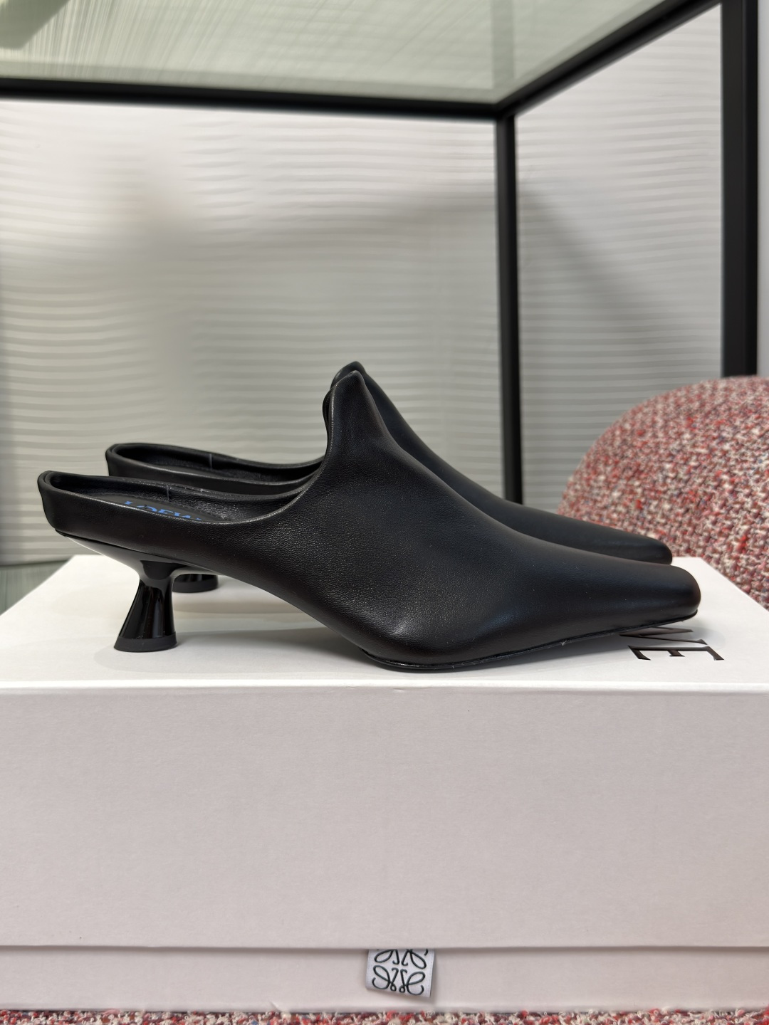 NO:869742,Top version: LOEWE 2026 summer new style, small square toe, empty back, high heel, half drag  Loewe's small square-toe high-heeled mules are made of high-quality calfskin. The upper is delicate and smooth, and the texture is perfect. The pointed toe design elongates the leg line, and when paired with a kitten heel, it is comfortable and elegant. It can be easily used in commuting or formal occasions. The empty toe box + simple lines have both French temperament and modernity. They can be easily held in skirts and trousers, easily improving the sophistication of the overall look. The fabric is imported calfskin, and the lining/foot pads are imported mixed sheepskin. The outsole is imported genuine leather outsole from Italy.  Size35-42 (40 41 42 customized, non-returnable), half drag, loewe, loewe, skirts, cowhide, sheepskin, Leather soles19860909顶级版本: LOEWE 罗意威 2026 夏季新款 小方头 后空 高跟 半拖 Loewe这款小方头高跟穆勒鞋,选用优质小牛皮,鞋面细腻光滑,质感满分.尖头设计拉长腿部线条,搭配小猫跟,舒适又优雅,通勤或正式场合都能轻松驾驭.后空包头+简约线条,法式气质与现代感兼具,裙装裤装都能轻松hold住,轻松提升整体造型精致度. 面料进口小牛皮 内里/垫脚进口混种羊皮 大底意大利进口真皮大底 Size35-42（40 41 42定做不退换）,半拖,loewe,loewe,skirts,cowhide,sheepskin,Leather soles,Women's Shoes