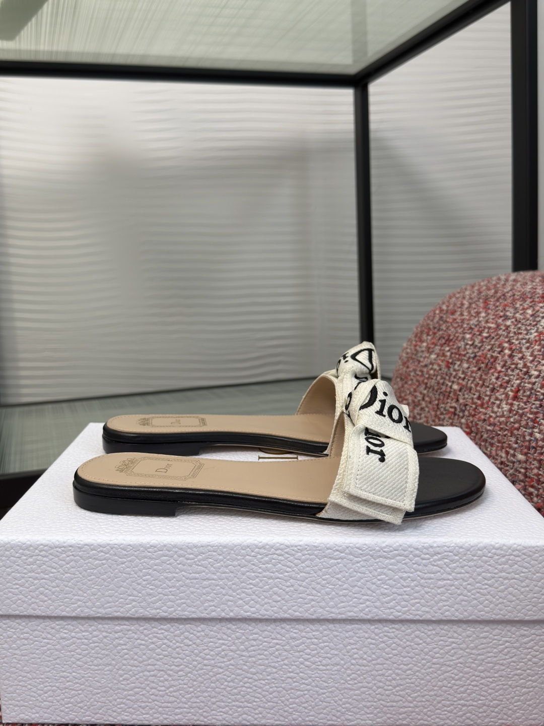 NO:869736,Top version: DIOR Dior 2026 new summer J'Adior series ribbon bow flat bottom thick mid-heel slippers This J'Adior sandal is presented by Jonathan Anderson (Jonathan Anderson), a new interpretation of Dior's classic series, highlighting Dior's exquisite craftsmanship and enhancing style with fashion. Carefully crafted with black cotton embroidered fabric, two-color Dior  The embroidered ribbon is tied into a large flat bow, which is unique and more refined and elegant. Original fabric, custom-made webbing, lining/foot pads, imported sheepskin, outsole, genuine leather outsole imported from Italy, high heel flat/3.5cm, Size35-42 (40 41 42 customized, non-refundable), slippers, dior, dior, slippers, sheepskin, Leather soles19860909顶级版本: DIOR 迪奥 2026 夏季新款 J'Adior系列 饰带 蝴蝶结 平底 粗中跟 拖鞋 这款 J'Adior 凉拖由乔纳森·安德森 (Jonathan Anderson) 倾情呈献,全新演绎 Dior 的经典系列,彰显 Dior 的精湛工艺,以时尚感提升格调.采用黑色棉质刺绣面料精心制作,双色 Dior 刺绣饰带系成大号扁平蝴蝶结,别具一格,更显精致高雅. 面料原版定制织带 内里/垫脚进口羊皮 大底意大利进口真皮大底 跟高平底/3.5cm Size35-42（40 41 42定做不退换）,拖鞋,dior,dior,slippers,sheepskin,Leather soles,Women's Shoes