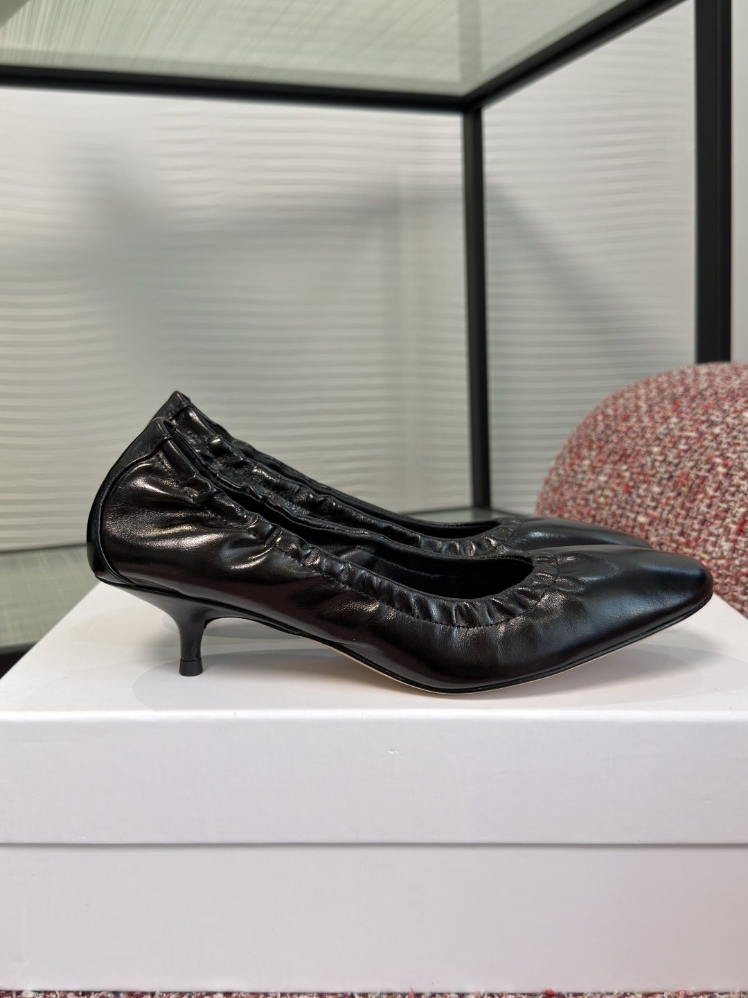 NO:870709,Top version: PHOEBE PHILO 2026 spring and summer new round toe pleated high heels ballet shoes single shoes Phoebe Philo pleated ballet shoes, made of high-quality genuine leather, soft and comfortable, the round toe + pleat design is super recognizable!  The low cat heel is elegant and practical. The shallow mouth is easy to put on and take off. It is simple and high-end. It can be worn with skirts and trousers. Get the French retro style!  Phoebe Philo is the representative of minimalist aesthetics, low-key luxury, and a must-have for fashionistas!  Fabric imported butter leather, lining/foot pads imported sheepskin, outsole genuine leather outsole imported from Italy, heel height 4.5cm, Size 35-40 (40 custom made, non-returnable), single shoes, skirts, sheepskin, Leather soles19860909顶级版本: PHOEBE PHILO 2026 春夏新款 圆头 褶皱 高跟 芭蕾舞鞋 单鞋 Phoebe Philo褶皱芭蕾鞋,选用优质真皮,柔软舒适,圆头+褶皱设计超有辨识度！低跟猫跟,优雅又实用.浅口一脚蹬,穿脱超方便,简约高级感满满,裙装裤装都能搭,法式复古风get！Phoebe Philo极简美学代表,低调奢华,时髦精必入！ 面料进口牛油皮 内里/垫脚进口羊皮 大底意大利进口真皮大底 跟高4.5cm Size35-40（40定做不退换）,单鞋,skirts,sheepskin,Leather soles,Women's Shoes