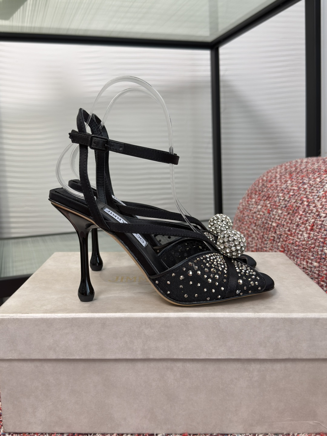 NO:870700,Top Version: JIMMY CHOO Jimmy Choo 2026 Summer New Sarai Series Mesh Diamond Crystal Ball High Heels Sandals Jimmy Choo's Sarai sandals are made of shiny satin and fine mesh, an iconic style embellished with exquisite details. The gradient effect of the crystals creates a luminous gradient on the upper, embellished by crystal balls, and thin straps elegantly wrap around the foot. The style is set on a 95 mm stiletto heel, with a square open toe and adjustable ankle strap. Fabric imported mesh/silk Lining/foot pads imported sheepskin Outsole Italian imported genuine leather outsole Heel height 9.5cm Size35-42 (40 41 42 customized, non-refundable), high heels and sandals, jimmy choo, jimmy choo, sandals, high heels, sheepskin, real silk, Leather soles19860909顶级版本: JIMMY CHOO吉米周 2026 夏季新款 Sarai系列 网钻 水晶球 高跟 凉鞋 Jimmy Choo这款Sarai凉鞋由闪亮的缎面和细腻的网眼制成,是一种标志性款式,点缀着精致的细节.水晶的渐变效果在鞋面形成发光渐变,由水晶球点缀,细带优雅地环绕脚部.该款式采用95毫米细高跟,采用方形开放式鞋头和可调节脚踝帶. 面料进口网纱/真丝 内里/垫脚进口羊皮 大底意大利进口真皮大底 跟高9.5cm Size35-42（40 41 42定做不退换）,高跟鞋凉鞋,jimmy choo,jimmy choo,sandals,high heels,sheepskin,real silk,Leather soles,Women's Shoes