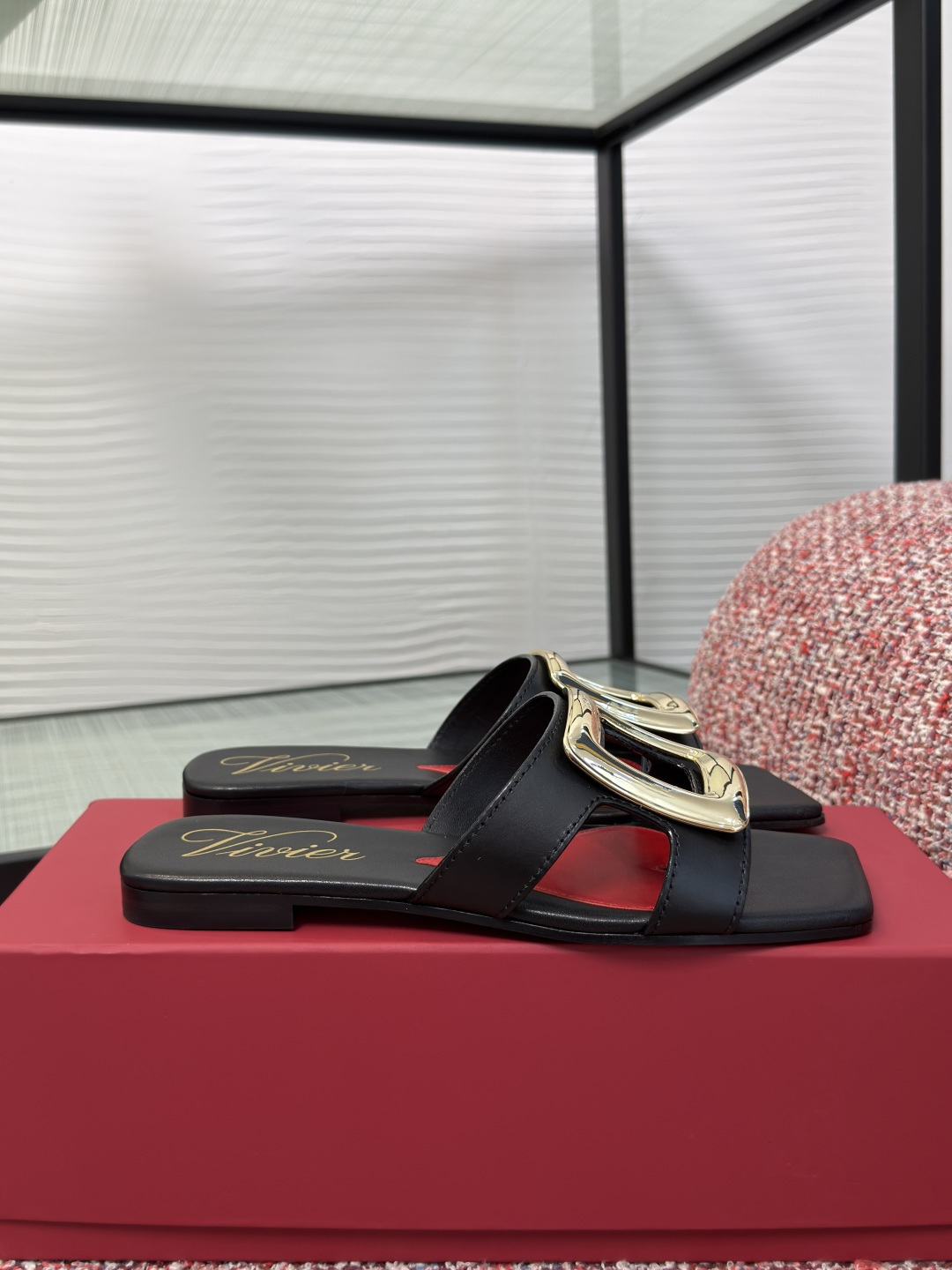 NO:870690,Top version: (Guanhuo) Roger Viver 2026 new summer style Viv Choe series classic square buckle flat bottom sandals slippers Viv Choe series Viv Choc series innovation and tradition integrated into Viv Choc. Classic Vivian square buckle, revealing the brand’s unique arc from the details, flowing the true story of continuous expansion. Fabric imported calfskin lining/foot pads imported sheepskin outsole Italian imported genuine leather outsole  Size35-40 (40 is custom-made and cannot be returned or exchanged), slippers, roger vivor, slippers, cowhide, sheepskin, Leather soles19860909顶级版本:（莞货） Roger Viver 2026 夏季新款 Viv Choe 系列 经典方扣 平底 凉拖 拖鞋 Viv Choe 系列 Viv Choc系列创新与传统融入 Viv Choc.经典维维亚方扣,从细节中流露品牌特有的弧线,流转不断延伸的真实故事. 面料进口小牛皮 内里/垫脚进口羊皮 大底意大利进口真皮大底 Size35-40（40定做不退换）,拖鞋,roger vivier,slippers,cowhide,sheepskin,Leather soles,Women's Shoes