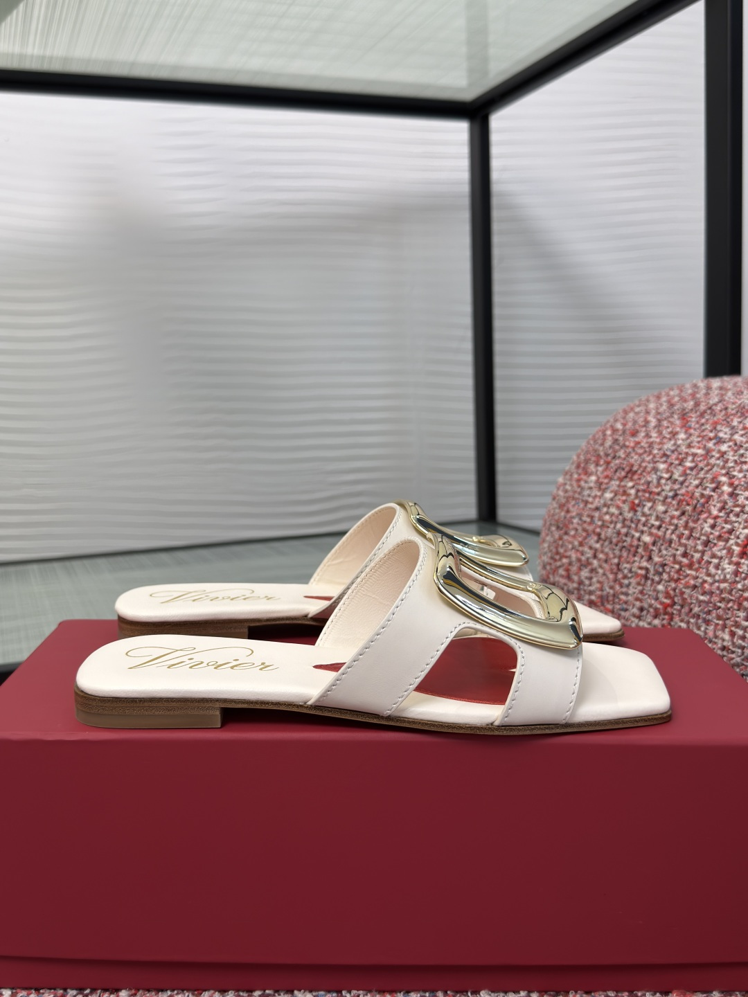 NO:886005,Top version: (Guanhuo) Roger Viver 2026 new summer style Viv Choe series classic square buckle flat bottom sandals slippers Viv Choe series Viv Choc series innovation and tradition integrated into Viv Choc. Classic Vivian square buckle, revealing the brand’s unique arc from the details, flowing the true story of continuous expansion. Fabric imported calfskin lining/foot pads imported sheepskin outsole Italian imported genuine leather outsole  Size35-40 (40 is custom-made and cannot be returned or exchanged), slippers, roger vivor, slippers, cowhide, sheepskin, Leather soles19860909顶级版本:（莞货） Roger Viver 2026 夏季新款 Viv Choe 系列 经典方扣 平底 凉拖 拖鞋 Viv Choe 系列 Viv Choc系列创新与传统融入 Viv Choc.经典维维亚方扣,从细节中流露品牌特有的弧线,流转不断延伸的真实故事. 面料进口小牛皮 内里/垫脚进口羊皮 大底意大利进口真皮大底 Size35-40（40定做不退换）,拖鞋,roger vivier,slippers,cowhide,sheepskin,Leather soles,Women's Shoes