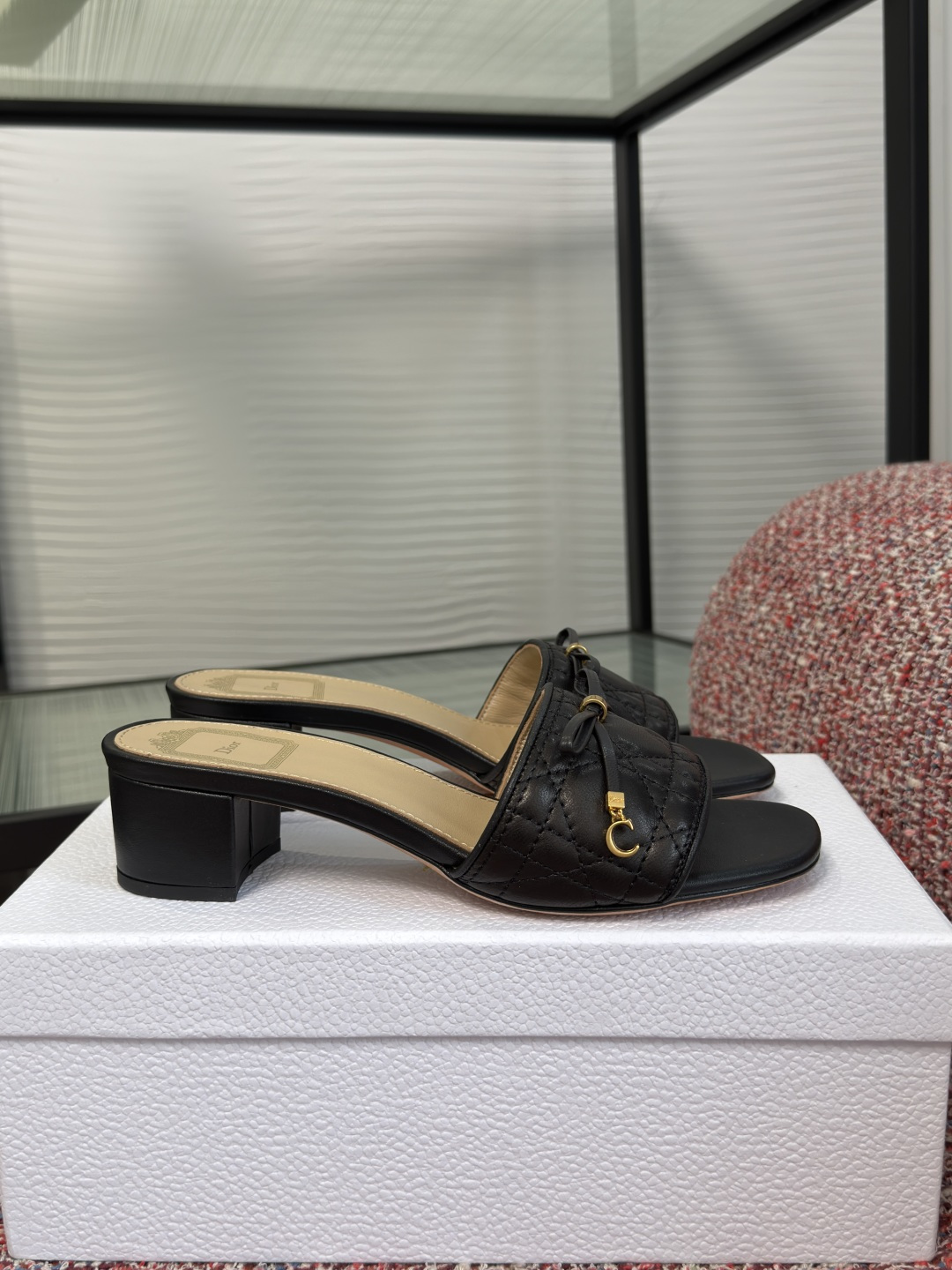 NO:886086,Top version Dior Dior 2026 new summer Cannage series Bow Tengg pattern Mid-heeled sandals This Dior Cannage sandal launched by Jonathan Anderson interprets the Dior logo with a unique design and pays homage to the Dior heritage. The style is fashionable and elegant, carefully made of technical fabrics, decorated with fluffy quilted cannage patterns, and embellished with exquisite bows, the new Dior signature element. Fabric: Imported lambskin  Lining imported sheepskin outsole Italian imported genuine leather outsole Heel height 3.5cm Size: 35-42 (40 41 42 custom-made and non-returnable), slippers, dior, dior, slippers, sheepskin, Leather soles19860909顶级版本 Dior 迪奥2026 夏季新款 Cannage系列 蝴蝶结 滕格纹 中跟 凉拖 乔纳森·安德森 (Jonathan Anderson) 推出的这款 Dior Cannage 凉拖以别具一格的设计诠释 Dior 标识,致敬 Dior 传承.款式时尚优雅,采用科技面料精心制作,饰以蓬松绗缝藤格纹图案,点缀以精美蝴蝶结这一 Dior 全新标志元素. 面料:进口小羊皮 内里进口羊皮 大底意大利进口真皮大底 跟高3.5cm Size : 35-42（40 41 42定做不退换）,拖鞋,dior,dior,slippers,sheepskin,Leather soles,Women's Shoes