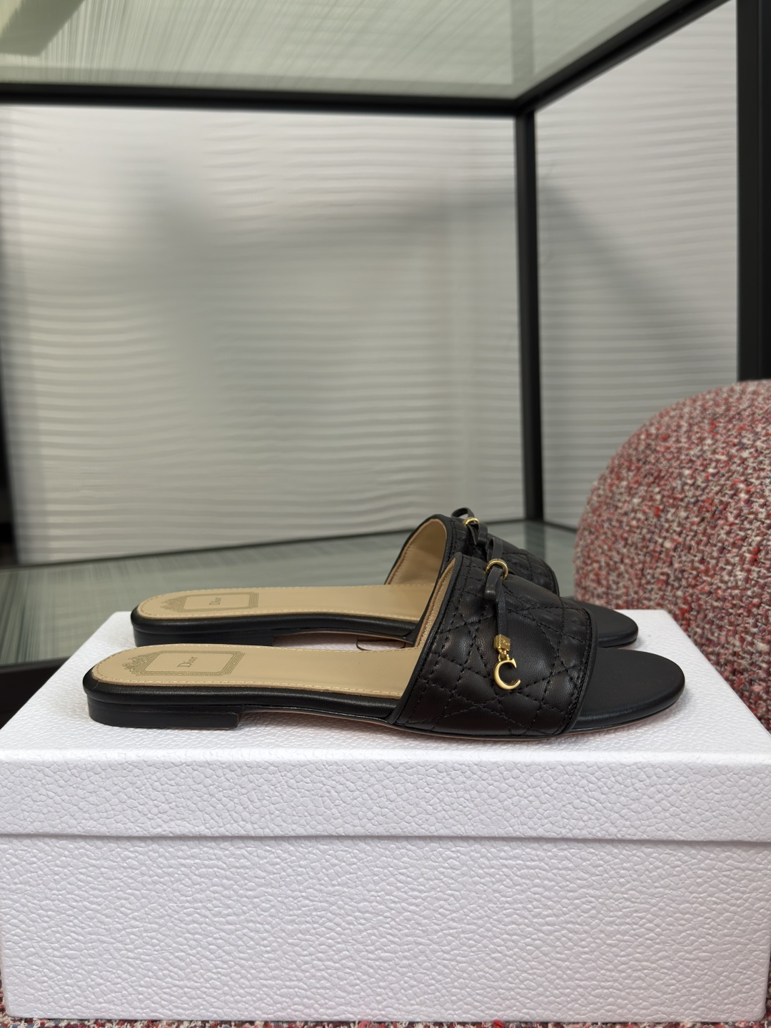 NO:886097,Top version Dior Dior 2026 new summer Cannage series Bow Tengg pattern flat sandals This Dior Cannage sandal launched by Jonathan Anderson interprets the Dior logo with a unique design and pays homage to Dior's heritage. The style is fashionable and elegant, carefully made of technical fabrics, decorated with fluffy quilted cannage patterns, and embellished with exquisite bows, the new Dior signature element. Fabric: imported lambskin  Lining imported sheepskin outsole Italian imported leather outsole Size: 35-42 (40 41 42 custom-made and non-returnable), slippers, dior, dior, slippers, sheepskin, Leather soles19860909顶级版本 Dior 迪奥2026 夏季新款 Cannage系列 蝴蝶结 滕格纹 平底 凉拖 乔纳森·安德森 (Jonathan Anderson) 推出的这款 Dior Cannage 凉拖以别具一格的设计诠释 Dior 标识,致敬 Dior 传承.款式时尚优雅,采用科技面料精心制作,饰以蓬松绗缝藤格纹图案,点缀以精美蝴蝶结这一 Dior 全新标志元素. 面料:进口小羊皮 内里进口羊皮 大底意大利进口真皮大底 Size : 35-42（40 41 42定做不退换）,拖鞋,dior,dior,slippers,sheepskin,Leather soles,Women's Shoes