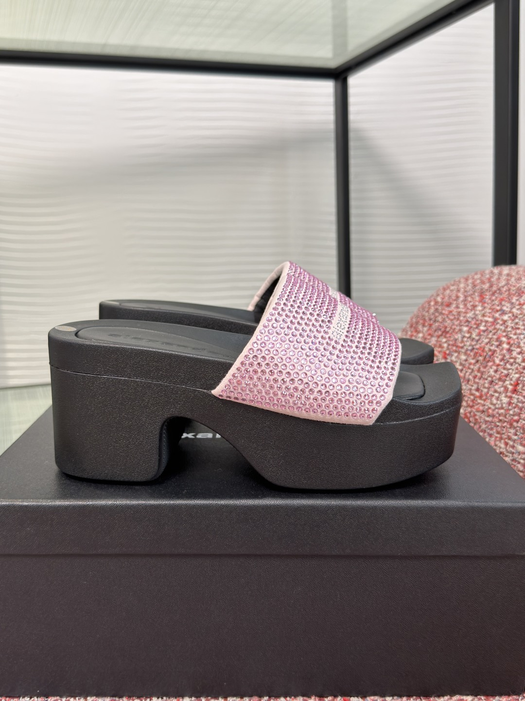 NO:906350,Top version: Alexander Wang 2026 new summer hot diamond thick-soled slippers. Alexander Wang's diamond-encrusted sandals are covered with rhinestones on the entire surface, full of luxury!  The design is comfortable, the square toe shape is fashionable and slimming, and the insole is printed with the brand logo, which is highly recognizable. It is very versatile in summer wear, whether it is a skirt or wide-leg pants, it can be easily worn when going out or at parties. It is a must-have item that is both fashionable and practical!  Fabric original custom knitted fabric/imported suede/denim lining imported sheepskin outsole original open mold foaming bottom bottom height 6cm Size 35-40 (custom-made 40 non-returnable), slippers, alexander wang, slippers, skirts, sheepskin, chamois leather19860909顶级版本:钻面 Alexander Wang亚历山大王 2026 夏季新款 烫钻 厚底 拖鞋 Alexander Wang这款镶钻凉拖,整面水钻铺满,奢华感满满！设计舒适,方头造型时髦显脚瘦,鞋垫印有品牌标志,辨识度超高.夏季穿搭超百搭,无论裙装还是阔腿裤都能轻松驾驭,日常出街或派对都很出彩,是时尚与实用兼具的必备单品！ 面料原版定制针织布/进口麂皮/牛仔布 内里进口羊皮 大底原版开模发泡成型底 底高6cm Size35-40（40定做不退换）,拖鞋,alexander wang,slippers,skirts,sheepskin,chamois leather,Women's Shoes