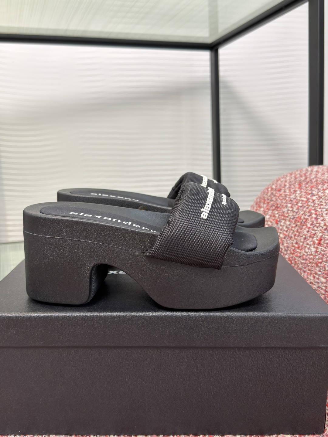 NO:886024,Top version: fabric surface, diamond surface, Alexander Wang 2026 new summer hot diamond thick-soled slippers, Alexander Wang's diamond-encrusted sandals, the entire surface is covered with rhinestones, full of luxury!  The design is comfortable, the square toe shape is fashionable and slimming, and the insole is printed with the brand logo, which is highly recognizable. It is very versatile in summer wear, whether it is a skirt or wide-leg pants, it can be easily worn when going out or at parties. It is a must-have item that is both fashionable and practical!  Fabric original custom knitted fabric/imported suede/denim lining imported sheepskin outsole original open mold foaming bottom bottom height 6cm Size 35-40 (custom-made 40 non-refundable), slippers, alexander wang, slippers, skirts, sheepskin, chamois leather19860909顶级版本:布面 钻面 Alexander Wang亚历山大王 2026 夏季新款 烫钻 厚底 拖鞋 Alexander Wang这款镶钻凉拖,整面水钻铺满,奢华感满满！设计舒适,方头造型时髦显脚瘦,鞋垫印有品牌标志,辨识度超高.夏季穿搭超百搭,无论裙装还是阔腿裤都能轻松驾驭,日常出街或派对都很出彩,是时尚与实用兼具的必备单品！ 面料原版定制针织布/进口麂皮/牛仔布 内里进口羊皮 大底原版开模发泡成型底 底高6cm Size35-40（40定做不退换）,拖鞋,alexander wang,slippers,skirts,sheepskin,chamois leather,Women's Shoes