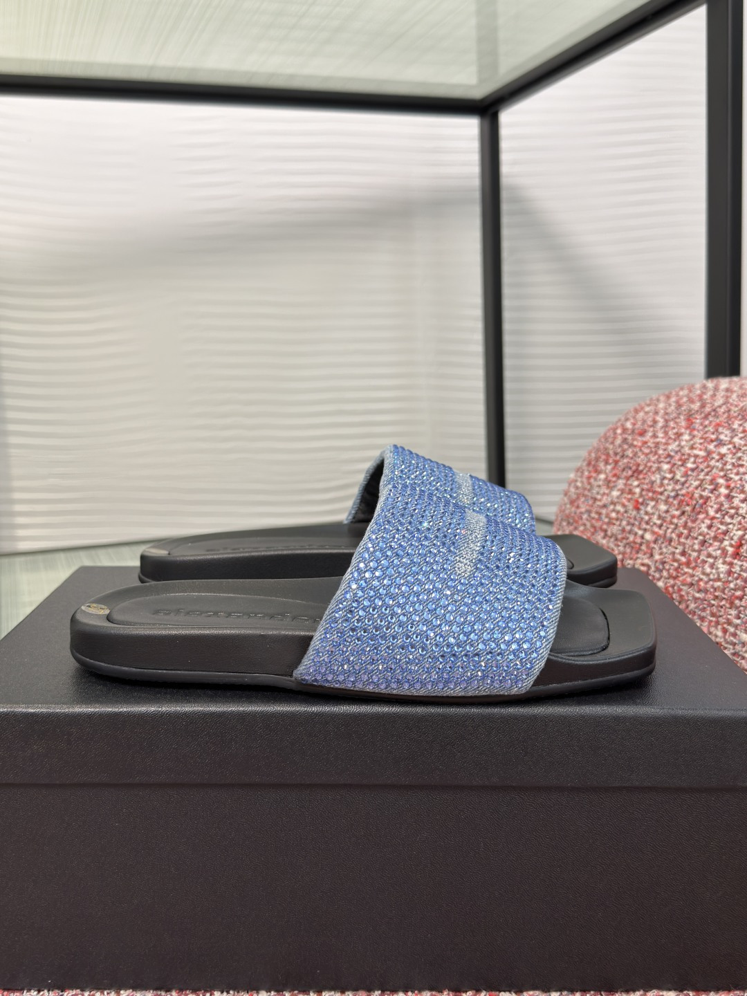 NO:906367,Top version: Alexander Wang 2026 new summer style hot diamond thin-soled slippers. Alexander Wang's diamond-encrusted sandals are covered with rhinestones on the entire surface and are full of luxury!  The design is comfortable, the square toe shape is fashionable and slimming, and the insole is printed with the brand logo, which is highly recognizable. It is very versatile in summer wear, whether it is a skirt or wide-leg pants, it can be easily worn when going out or at parties. It is a must-have item that is both fashionable and practical!  Fabric original custom knitted fabric/imported suede/denim lining imported sheepskin outsole original open mold foaming bottom Size35-40 (customized for 40 non-returnable), slippers, alexander wang, slippers, skirts, sheepskin, chamois leather19860909顶级版本:钻面 Alexander Wang亚历山大王 2026 夏季新款 烫钻 薄底 拖鞋 Alexander Wang这款镶钻凉拖,整面水钻铺满,奢华感满满！设计舒适,方头造型时髦显脚瘦,鞋垫印有品牌标志,辨识度超高.夏季穿搭超百搭,无论裙装还是阔腿裤都能轻松驾驭,日常出街或派对都很出彩,是时尚与实用兼具的必备单品！ 面料原版定制针织布/进口麂皮/牛仔布 内里进口羊皮 大底原版开模发泡成型底 Size35-40（40定做不退换）,拖鞋,alexander wang,slippers,skirts,sheepskin,chamois leather,Women's Shoes