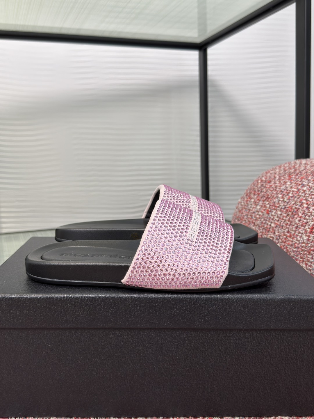 NO:906296,Top version: Alexander Wang 2026 new summer style hot diamond thin-soled slippers Alexander Wang's diamond-encrusted sandals are covered with rhinestones on the entire surface, full of luxury!  The design is comfortable, the square toe shape is fashionable and slimming, and the insole is printed with the brand logo, which is highly recognizable. It is very versatile in summer wear, whether it is a skirt or wide-leg pants, it can be easily worn when going out or at parties. It is a must-have item that is both fashionable and practical!  Fabric original custom knitted fabric/imported suede/denim lining imported sheepskin outsole original open mold foaming bottom Size35-40 (customized for 40 non-returnable), slippers, alexander wang, slippers, skirts, sheepskin, chamois leather19860909顶级版本: 钻面 Alexander Wang亚历山大王 2026 夏季新款 烫钻 薄底 拖鞋 Alexander Wang这款镶钻凉拖,整面水钻铺满,奢华感满满！设计舒适,方头造型时髦显脚瘦,鞋垫印有品牌标志,辨识度超高.夏季穿搭超百搭,无论裙装还是阔腿裤都能轻松驾驭,日常出街或派对都很出彩,是时尚与实用兼具的必备单品！ 面料原版定制针织布/进口麂皮/牛仔布 内里进口羊皮 大底原版开模发泡成型底 Size35-40（40定做不退换）,拖鞋,alexander wang,slippers,skirts,sheepskin,chamois leather,Women's Shoes