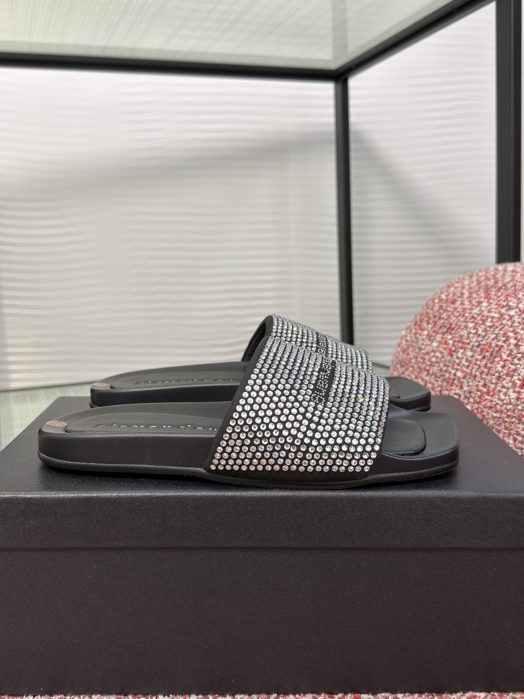 NO:906306,Top version: Alexander Wang 2026 new summer style hot diamond thin-soled slippers. Alexander Wang's diamond-encrusted sandals are covered with rhinestones on the entire surface and are full of luxury!  The design is comfortable, the square toe shape is fashionable and slimming, and the insole is printed with the brand logo, which is highly recognizable. It is very versatile in summer wear, whether it is a skirt or wide-leg pants, it can be easily worn when going out or at parties. It is a must-have item that is both fashionable and practical!  Fabric original custom knitted fabric/imported suede/denim lining imported sheepskin outsole original open mold foaming bottom Size35-40 (customized for 40 non-returnable), slippers, alexander wang, slippers, skirts, sheepskin, chamois leather19860909顶级版本:钻面 Alexander Wang亚历山大王 2026 夏季新款 烫钻 薄底 拖鞋 Alexander Wang这款镶钻凉拖,整面水钻铺满,奢华感满满！设计舒适,方头造型时髦显脚瘦,鞋垫印有品牌标志,辨识度超高.夏季穿搭超百搭,无论裙装还是阔腿裤都能轻松驾驭,日常出街或派对都很出彩,是时尚与实用兼具的必备单品！ 面料原版定制针织布/进口麂皮/牛仔布 内里进口羊皮 大底原版开模发泡成型底 Size35-40（40定做不退换）,拖鞋,alexander wang,slippers,skirts,sheepskin,chamois leather,Women's Shoes