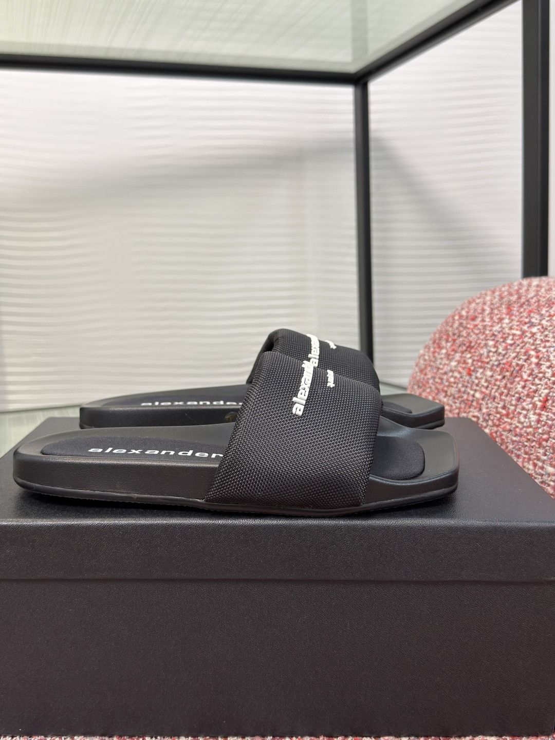 NO:886031,Top version: fabric surface, diamond surface, Alexander Wang 2026 new summer model, hot diamond thin sole slippers, Alexander Wang's diamond-encrusted sandals, the entire surface is covered with rhinestones, full of luxury!  The design is comfortable, the square toe shape is fashionable and slimming, and the insole is printed with the brand logo, which is highly recognizable. It is very versatile in summer wear, whether it is a skirt or wide-leg pants, it can be easily worn when going out or at parties. It is a must-have item that is both fashionable and practical!  Fabric original custom knitted fabric/imported suede/denim lining imported sheepskin outsole original open mold foaming bottom Size35-40 (customized for 40 non-returnable), slippers, alexander wang, slippers, skirts, sheepskin, chamois leather19860909顶级版本:布面 钻面 Alexander Wang亚历山大王 2026 夏季新款 烫钻 薄底 拖鞋 Alexander Wang这款镶钻凉拖,整面水钻铺满,奢华感满满！设计舒适,方头造型时髦显脚瘦,鞋垫印有品牌标志,辨识度超高.夏季穿搭超百搭,无论裙装还是阔腿裤都能轻松驾驭,日常出街或派对都很出彩,是时尚与实用兼具的必备单品！ 面料原版定制针织布/进口麂皮/牛仔布 内里进口羊皮 大底原版开模发泡成型底 Size35-40（40定做不退换）,拖鞋,alexander wang,slippers,skirts,sheepskin,chamois leather,Women's Shoes
