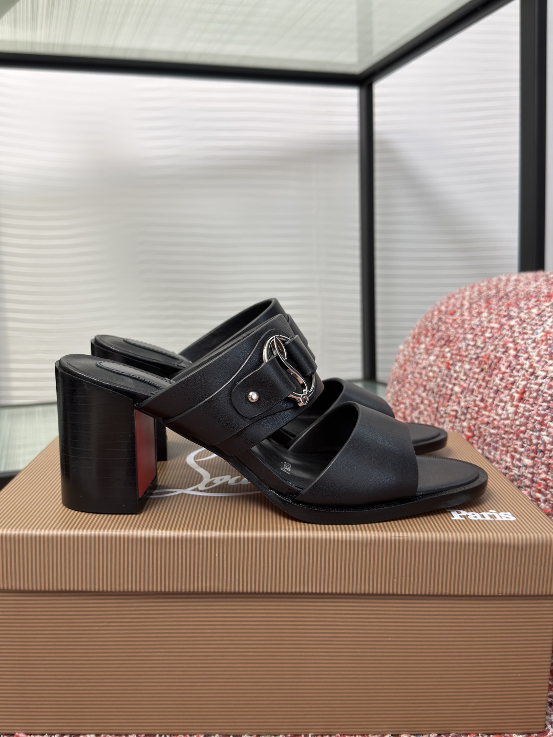 NO:884007,Top version: Slippers Sandals Christian Louboutin 2026 Summer New Style Retro Round Toe Thick High Heel Sandals Christian Louboutin sandals are made of high-quality leather, embellished with metal buckles, simple and exquisite. The soles are classic red, and the lining is printed with the brand logo, with perfect details. The open upper design is super breathable, comfortable and fashionable for summer. Whether it is paired with casual or formal wear, it can easily enhance the style. It is a must-have high-end item for fashion lovers!  Fabric imported cowhide, lining/foot pads imported sheepskin, outsole, red leather outsole imported from Italy, heel height 7cm, Size34-41 (34 40 41 customized, non-returnable), high heels and slippers, sandals, high heels, slippers, cowhide, sheepskin, Leather soles19860909顶级版本:拖鞋 凉鞋 Christian Louboutin 2026 夏季新款 复古 圆头 粗高跟 凉拖 凉鞋 Christian Louboutin凉拖,选用优质皮革,金属扣饰点缀,简约又精致.鞋底为经典红色,内衬印有品牌标志,细节满分.开放式鞋面设计,夏天穿超透气,舒适又时髦.无论搭配休闲还是正式穿搭,都能轻松提升造型感,是时尚爱好者必入的高端单品！ 面料进口牛皮 内里/垫脚进口羊皮 大底意大利进口红色真皮大底 跟高7cm Size34-41（34 40 41 定做不退换）,高跟鞋拖鞋,sandals,high heels,slippers,cowhide,sheepskin,Leather soles,Women's Shoes
