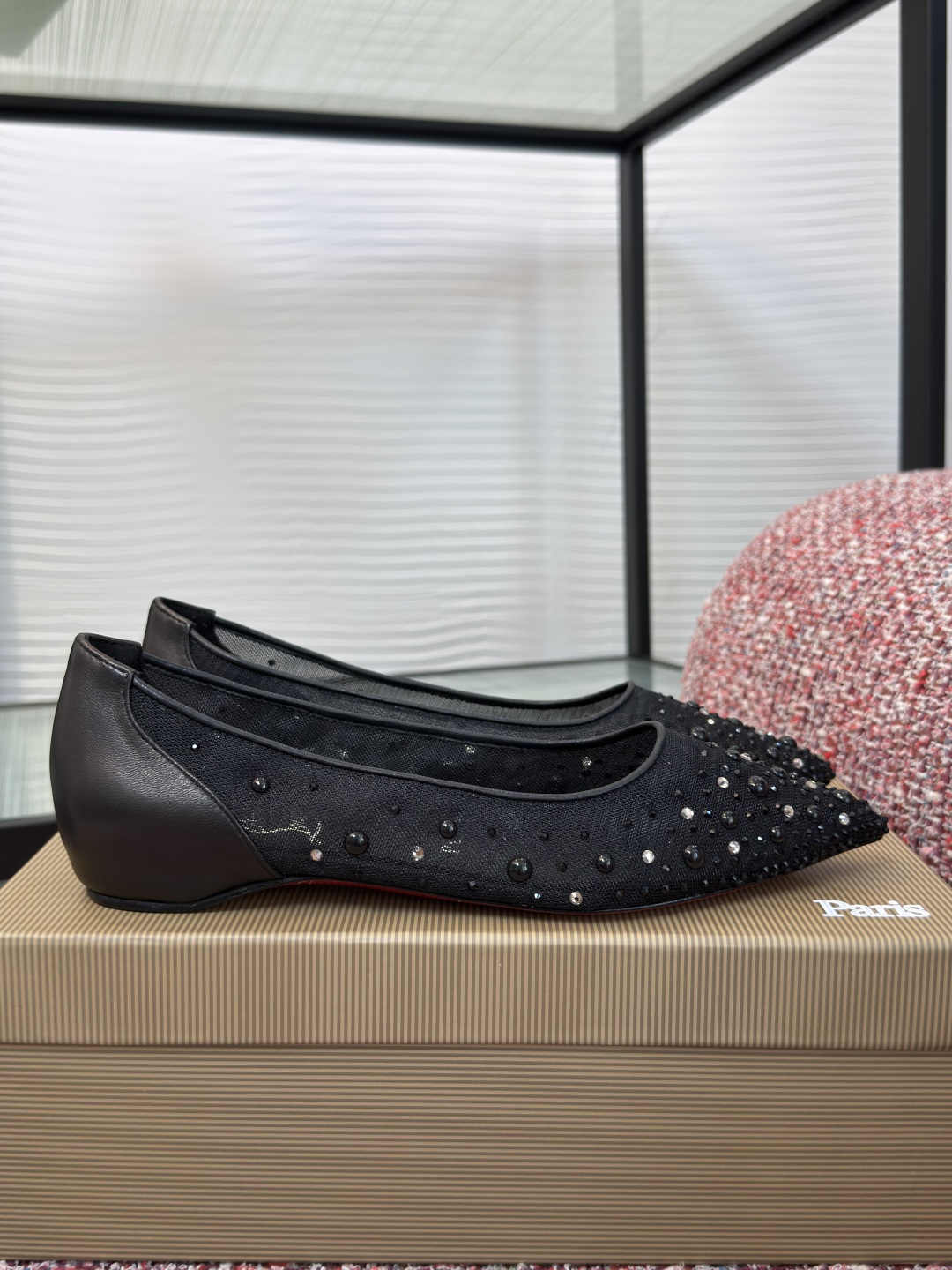 NO:882818,Top version: Christian Louboutin 2026 new summer model, pointed toe mesh, hot diamond pearls, thick heels, high heels, single shoes. Christian Louboutin pearl crystal mesh single shoes, pointed toe design + mesh material, embellished with pearls and crystals, exquisite and high-end. The iconic red sole is super eye-catching, flat and comfortable, and can be easily worn in daily life or weddings. The mesh is breathable, very suitable for spring and summer wear, and the pearl crystal details make the whole more elegant. It goes great with skirts or dresses. It is the first choice for wedding shoes and party shoes!  Fabric imported mesh/sheepskin Lining/foot pads imported sheepskin Outsole Red leather outsole imported from Italy Inner heightening heel 4cm Size34-43 (34 40 41 42 43 customized, non-returnable), single shoes, high heels, skirts, sheepskin, Leather soles19860909顶级版本: Christian Louboutin 2026 夏季新款 尖头 网纱 烫钻珍珠 粗跟 高跟鞋 单鞋 Christian Louboutin珍珠水晶网纱单鞋,尖头设计+网纱材质,点缀珍珠和水晶,精致又高级.标志性红底超吸睛,平底舒适,日常或婚礼都能轻松驾驭.网纱透气,春夏穿超合适,珍珠水晶细节让整体更优雅,搭配裙装或礼服都很出彩,婚鞋、派对鞋首选！ 面料进口网纱/羊皮 内里/垫脚进口羊皮 大底意大利进口红色真皮大底 内增高鞋跟4cm Size34-43（34 40 41 42 43定做不退换）,单鞋,high heels,skirts,sheepskin,Leather soles,Women's Shoes
