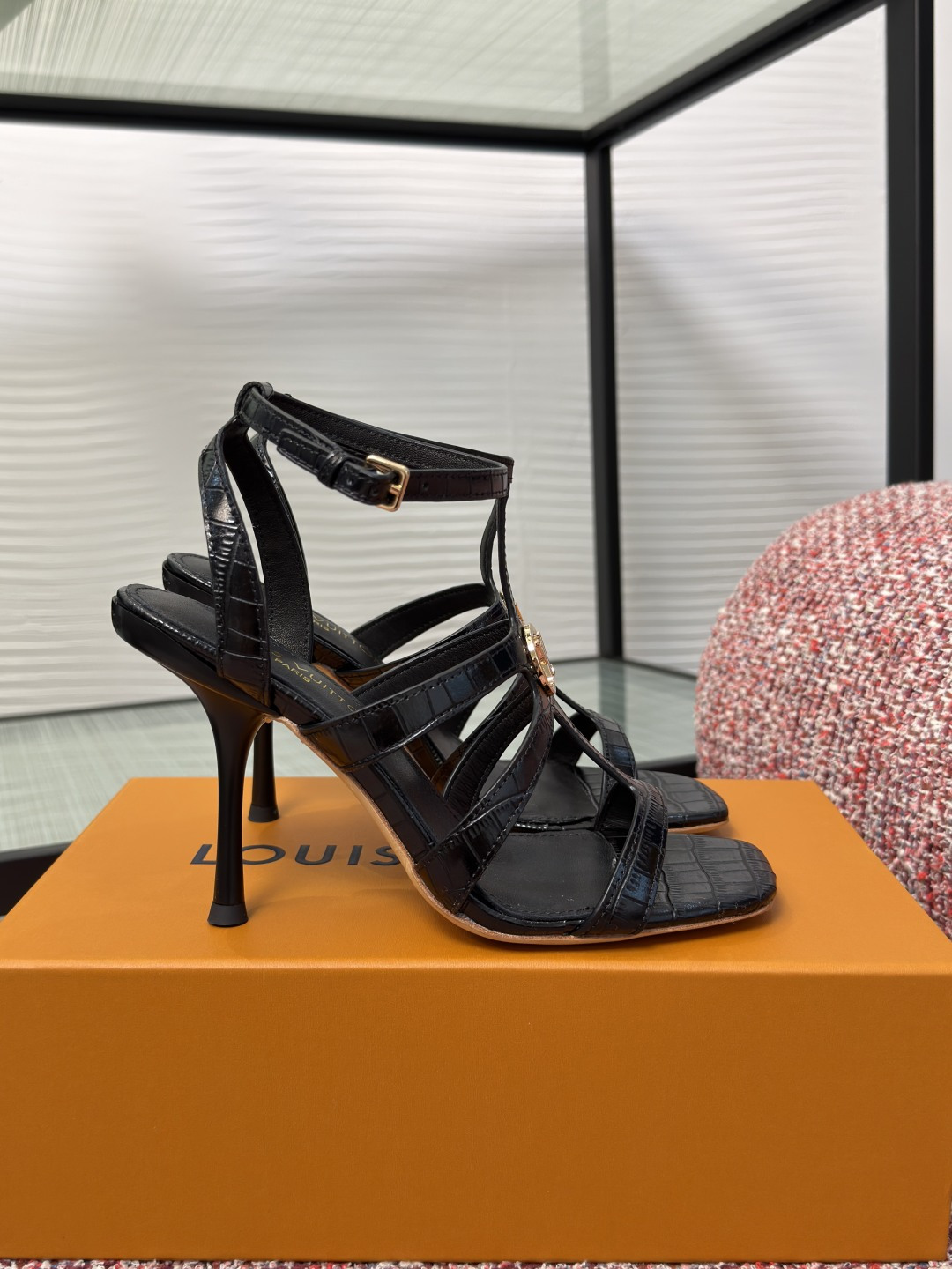 NO:882810,Top version: LV Louis Vuitton 2026 summer new style Isola series, square toe, metal LV buckle, thick high heels, sandals, LV Isola mules, bright orange leather + metal LV ring, highly recognizable!  The square toe + stiletto heel design is suitable for daily outings and vacations. It looks great with skirts or casual pants. The details are perfect and the brand feels great!  Fabric: Imported sheepskin, lining/foot pads, imported sheepskin, sole, genuine leather outsole imported from Italy, heel height 9.5cm, Size: 35-41 (40 41 customized, non-returnable), high heels and sandals, louis vuitton, louis vuitton, sandals, high heels, skirts, sheepskin, Leather soles19860909顶级版本: LV路易威登 2026 夏季新款 Isola系列 方头 金属LV扣 粗高跟 凉鞋 LV Isola穆勒鞋,亮橙色皮革+金属LV圆环,辨识度超高！方头+细高跟设计,日常出街、度假都OK,搭配裙装或休闲裤都很出彩.细节满分,品牌感拉满！ 面料: 进口羊皮 内里/垫脚进口羊皮 鞋底意大利进口真皮大底 跟高9.5cm Size : 35-41（40 41定做不退换）,高跟鞋凉鞋,louis vuitton,louis vuitton,sandals,high heels,skirts,sheepskin,Leather soles,Women's Shoes