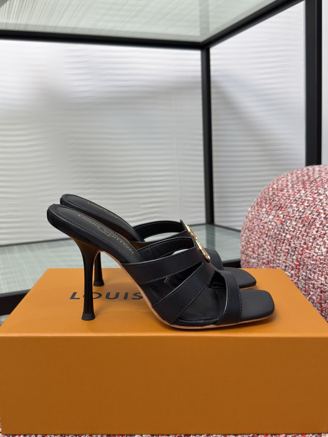 NO:882804,Top version: LV Louis Vuitton 2026 summer new style Isola series, square toe, metal LV buckle, thick high heels, sandals, LV Isola mule shoes, bright orange leather + metal LV ring, highly recognizable!  The square toe + stiletto heel design is suitable for daily outings and vacations. It looks great with skirts or casual pants. The details are perfect and the brand feels great!  Fabric: Imported sheepskin, lining/foot pads, imported sheepskin, sole, genuine leather outsole imported from Italy, heel height 9.5cm, Size: 35-41 (40 41 customized, non-returnable), high heels and slippers, louis vuitton, louis vuitton, high heels, slippers, skirts, sheepskin, Leather soles19860909顶级版本: LV路易威登 2026 夏季新款 Isola系列 方头 金属LV.扣 粗高跟 凉拖 LV Isola穆勒鞋,亮橙色皮革+金属LV圆环,辨识度超高！方头+细高跟设计,日常出街、度假都OK,搭配裙装或休闲裤都很出彩.细节满分,品牌感拉满！ 面料: 进口羊皮 内里/垫脚进口羊皮 鞋底意大利进口真皮大底 跟高9.5cm Size : 35-41（40 41定做不退换）,高跟鞋拖鞋,louis vuitton,louis vuitton,high heels,slippers,skirts,sheepskin,Leather soles,Women's Shoes