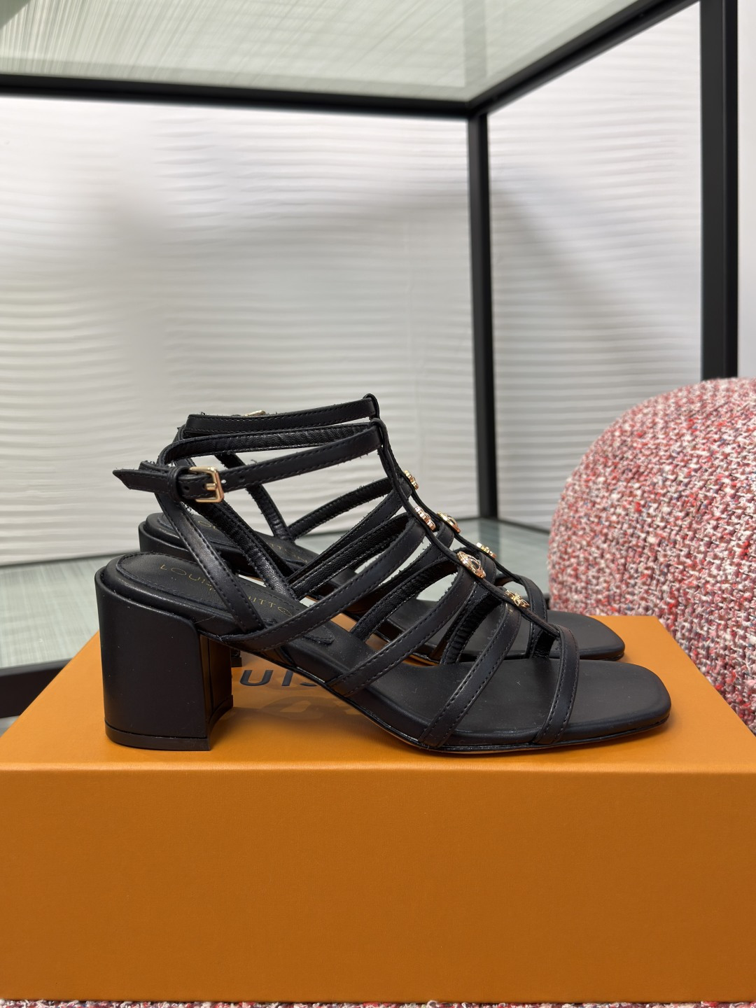 NO:882798,Top version: LV Louis Vuitton 2026 new summer Gaia series square toe straps thick high heel sandals This LV Gala sandals are made of soft leather with delicate laces, which contrast with the metal Monogram. The ankle straps are tightened, and the comfortable square heels covered with leather complete the elegance. Fabric: Imported cowhide, lining/foot pads, imported sheepskin, sole imported from Italy, genuine leather outsole, heel height 6cm Size: 35-41 (40 41 customized, non-refundable), high heels sandals, louis vuitton, louis vuitton, sandals, high heels, cowhide, sheepskin, Leather soles19860909顶级版本: LV路易威登 2026 夏季新款 Gaia系列 方头 绑带 粗高跟 凉鞋 本款LV Gala 凉鞋以柔软皮畢裁出锌巧鞋带,与金属Monogram 装怖相映成趣.考完膳阳束紧踝带,包覆皮革的舒适方跟完善雅教痠计. 面料: 进口牛皮 内里/垫脚进口羊皮 鞋底意大利进口真皮大底 跟高6cm Size : 35-41（40 41定做不退换）,高跟鞋凉鞋,louis vuitton,louis vuitton,sandals,high heels,cowhide,sheepskin,Leather soles,Women's Shoes