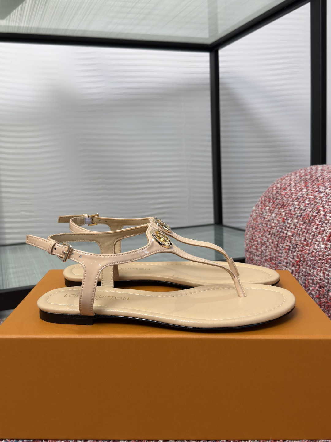 NO:882793,Top version: LV Louis Vuitton 2026 new summer style Vibe metal LV round buckle flip-flops flat flip-flops sandals This LV Vibe flat flip-flops are made of mirror patent leather, embellished with metal LV ring buckles, highly recognizable. Flat bottom + adjustable ankle strap, comfortable and stable to wear, versatile for daily outings and vacations, can be easily worn with skirts or trousers, a must-have for summer looks. Fabric: Imported cow patent leather  Lining/foot pads imported sheepskin, soles imported genuine leather outsole from Italy Size: 35-41 (40 41 customized, non-returnable), split-toe shoes, louis vuitton, louis vuitton, sandals, skirts, sheepskin, Leather soles19860909顶级版本: LV路易威登 2026 夏季新款 Vibe 金属LV圆扣 夹趾 平底 人字拖 凉鞋 本款 LV Vibe 平底人字拖取材镜面漆皮革,点缀金属LV圆环饰扣,辨识度超高.平底+可调节脚踝绑带,穿着舒适又稳固,日常出街、度假都很百搭,无论配裙装还是裤装都能轻松驾驭,夏日造型必备. 面料: 进口牛漆皮 内里/垫脚进口羊皮 鞋底意大利进口真皮大底 Size : 35-41（40 41定做不退换）,分趾鞋,louis vuitton,louis vuitton,sandals,skirts,sheepskin,Leather soles,Women's Shoes