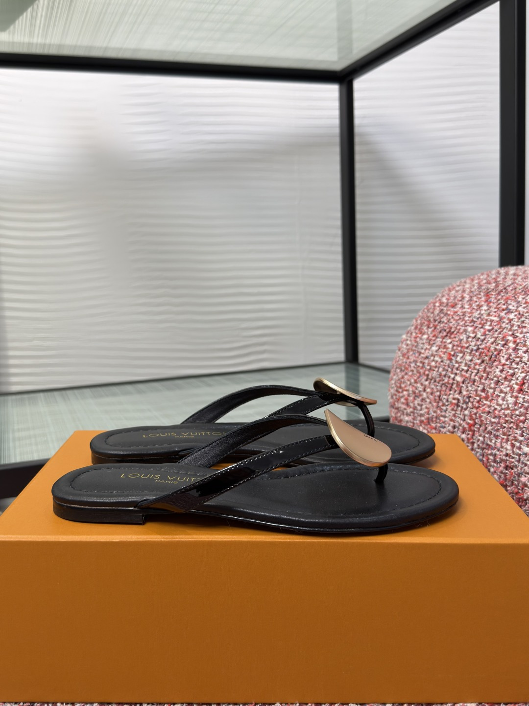 NO:882788,Top version: LV Louis Vuitton 2026 summer new style Metal LV buckle Flip-flops Flat-soled Flip-flops LV Isola sandals are made of high-quality calf leather with metal LV logo, simple and highly recognizable. Flat-soled design, super comfortable for daily wear, metal decoration enhances texture. 'Louis Vuitton Paris' is printed on the inside of the insole, full of brand identity. They are versatile in summer with skirts or casual pants, and can easily create an elegant and casual style. Fabric:  Imported lambskin lining/foot pads imported sheepskin sole Italian imported genuine leather outsole Size: 35-41 (40 41 custom-made and non-refundable), split-toe sandals, louis vuitton, louis vuitton, louis vuitton, sandals, skirts, cowhide, sheepskin, Leather soles19860909顶级版本: LV路易威登 2026 夏季新款 金属LV扣 夹趾 平底 人字拖 LV Isola凉鞋采用优质小牛皮,搭配金属LV标志,简约又超有辨识度.平底设计,日常穿超舒适,金属装饰提升质感.鞋垫内侧印有“Louis Vuitton Paris”,品牌身份感满满.夏天搭裙装或休闲裤都很百搭,轻松打造优雅随性风格. 面料: 进口小羊皮 内里/垫脚进口羊皮 鞋底意大利进口真皮大底 Size : 35-41（40 41定做不退换）,分趾鞋凉鞋,louis vuitton,louis vuitton,louis vuitton,sandals,skirts,cowhide,sheepskin,Leather soles,Women's Shoes