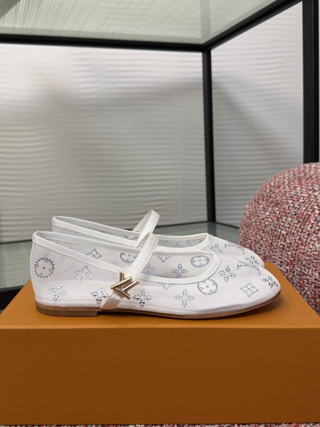 NO:887194,Top version: LV Louis Vuitton 2026 new summer Romy series mesh, rhinestones, flat ballet shoes. This Romy flat ballet shoes are made of Monogram high-temperature rhinestone fabric to imitate the exquisite texture of lace. The rounded toe exudes a gentle atmosphere, complementing the scalloped trim, patent leather laces and LV Twist accessories. The leather outsole creates a comfortable wearing experience. Fabric: Imported mesh, rhinestones, and imported sheepskin for the feet.  The sole is genuine leather outsole imported from Italy. Size: 35-41 (40 and 41 are customized and non-returnable), single shoes, louis vuitton, louis vuitton, sheepskin, Leather soles19860909顶级版本: LV路易威登 2026 夏季新款 Romy系列 网纱 烫钻 平底 芭蕾舞鞋 本款Romy平底芭蕾鞋以 Monogram 高温压钻织物临摹蕾丝的考究质感.圆润鞋头流露温婉气息,与扇形饰边,漆面皮革鞋带和LV Twist饰件相得益彰.皮革外底成就舒软穿着体验. 面料: 进口网纱烫钻 垫脚进口羊皮 鞋底意大利进口真皮大底 Size : 35-41（40 41定做不退换）,单鞋,louis vuitton,louis vuitton,sheepskin,Leather soles,Women's Shoes