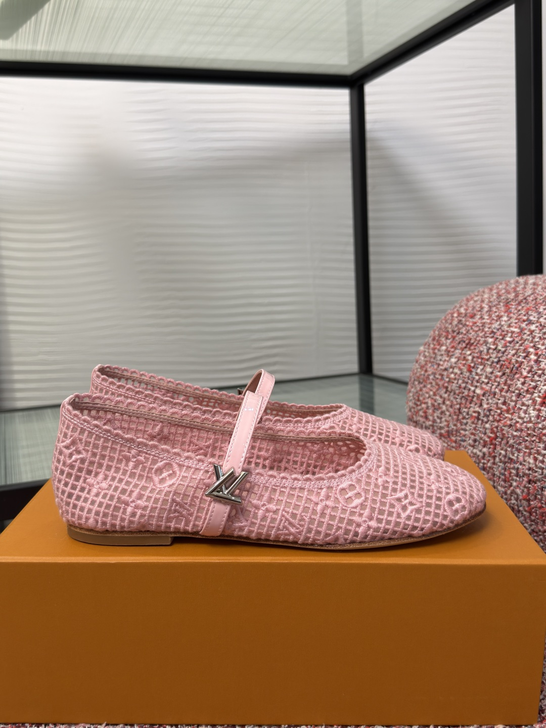 NO:887201,Top version: LV Louis Vuitton 2026 Summer New Romy Series Mesh Embroidery Flat Ballet Shoes This Romy flat ballet shoe uses Monogram embroidered fabric to imitate the elegant texture of lace. The rounded toe exudes a gentle atmosphere, complementing the scalloped trim, patent leather laces and LV Twist accessories. The leather outsole creates a comfortable wearing experience. Fabric: Original customized mesh embroidery, foot pad imported sheepskin  The sole is genuine leather outsole imported from Italy. Size: 35-41 (40 and 41 are customized and non-returnable), single shoes, louis vuitton, louis vuitton, sheepskin, Leather soles19860909顶级版本: LV路易威登 2026 夏季新款 Romy系列 网纱 刺绣 平底 芭蕾舞鞋 本款Romy平底芭蕾鞋以 Monogram 刺绣织物临摹蕾丝的考究质感.圆润鞋头流露温婉气息,与扇形饰边,漆面皮革鞋带和LV Twist饰件相得益彰.皮革外底成就舒软穿着体验. 面料: 原版定制网纱刺绣 垫脚进口羊皮 鞋底意大利进口真皮大底 Size : 35-41（40 41定做不退换）,单鞋,louis vuitton,louis vuitton,sheepskin,Leather soles,Women's Shoes