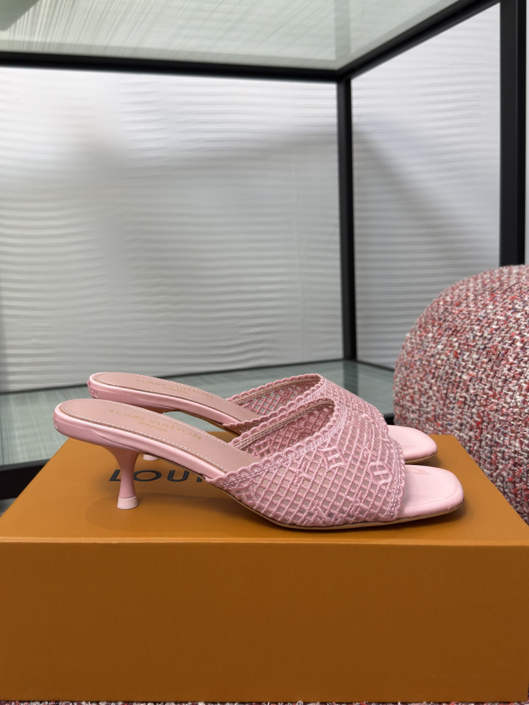 NO:887180,Top version: LV Louis Vuitton 2026 Summer New Model 6AM Series Mesh Embroidery Kitten Heel Sandals LV 6AM Embroidered Mules, 2026 Spring and Summer Series, the upper is designed with exquisite embroidered mesh and matched with the classic Monogram pattern, which is highly recognizable!  The kitten heel design is comfortable and elegant, and can be easily used in daily life or light formal occasions. The insoles are soft and fit, so you won’t feel tired even if you wear them for a long time. They are versatile and don’t have to pick clothes, so they are perfect for spring and summer!  Fabric: Original custom mesh embroidery, imported sheepskin for foot pads, genuine leather outsole imported from Italy Size: 35-41 (40 41 customized, non-refundable), high heels and slippers, louis vuitton, louis vuitton, high heels, slippers, sheepskin, Leather soles19860909顶级版本: LV路易威登 2026 夏季新款 6AM系列 网纱 刺绣 小猫跟 凉拖 LV 6AM刺绣穆勒鞋,2026春夏系列,鞋面采用精致刺绣网状设计,搭配经典Monogram图案,辨识度超高！小猫跟设计,舒适又优雅,日常或轻正式场合都能轻松驾驭.鞋垫柔软贴合,长时间穿也不累.百搭不挑衣服,春夏季节超适合！ 面料: 原版定制网纱刺绣 垫脚进口羊皮 鞋底意大利进口真皮大底 Size : 35-41（40 41定做不退换）,高跟鞋拖鞋,louis vuitton,louis vuitton,high heels,slippers,sheepskin,Leather soles,Women's Shoes