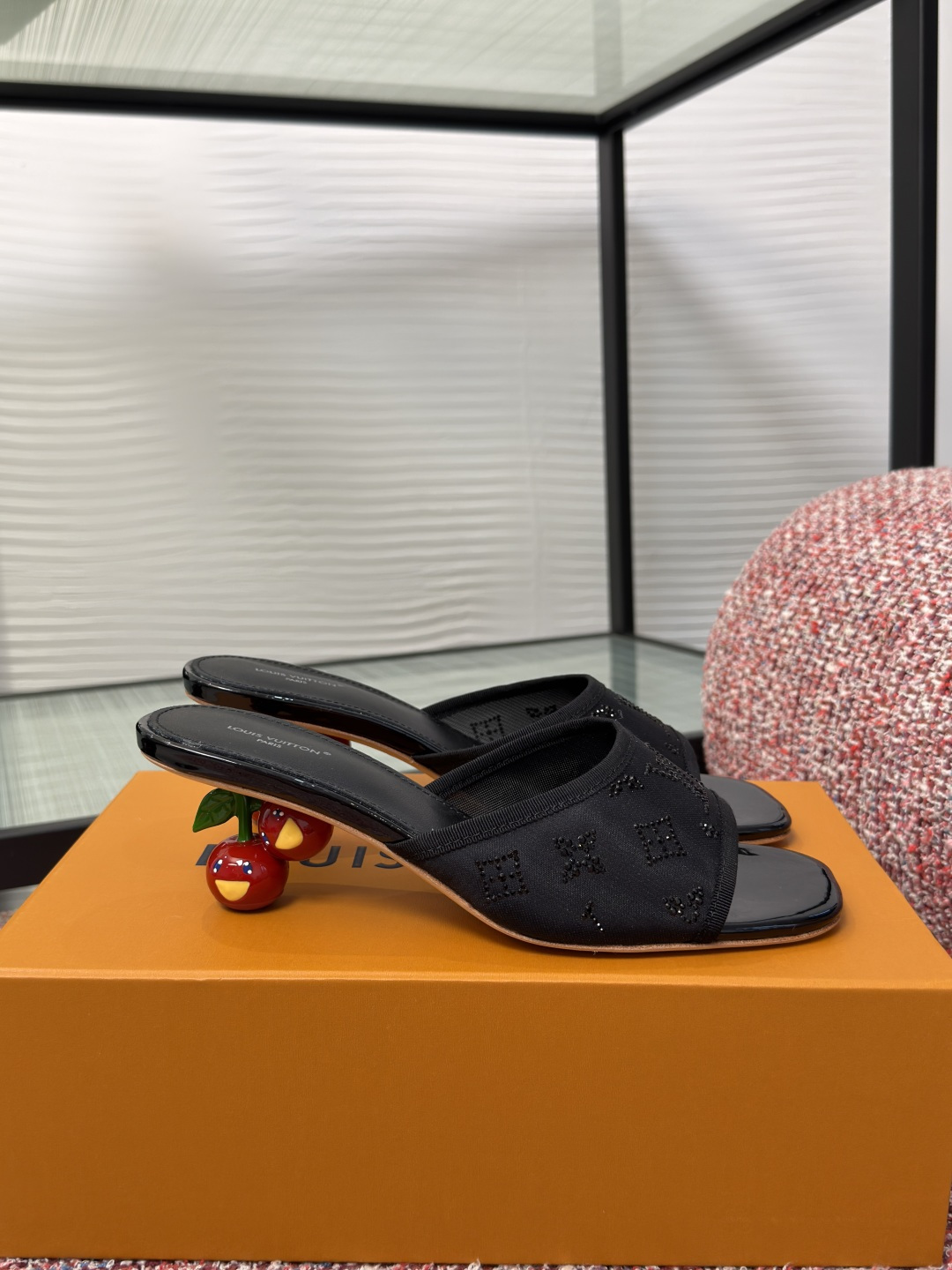 NO:887187,Top version: LV Louis Vuitton 2026 new summer model Takashi Murayama cherry heel mesh hot rhinestone sandals LV's cherry high-heeled mules, Monogram high-temperature rhinestones, the heel is a three-dimensional cherry shape, super interesting and eye-catching. It is elegant, comfortable and fashionable for daily wear or with a skirt. The insole is soft and not tiring after walking for a long time. It is very suitable to wear in spring and summer, and it is easy to create a sweet style. Fabric: Original customized mesh rhinestone, foot pad imported sheepskin  The sole is genuine leather outsole imported from Italy. Size: 35-41 (40 41 customized, non-returnable), high heels and slippers, louis vuitton, louis vuitton, high heels, slippers, skirts, sheepskin, Leather soles19860909顶级版本: LV路易威登 2026 夏季新款 村山隆 樱桃跟 网纱 烫钻 凉拖 LV这款樱桃高跟穆勒鞋,Monogram 高温烫钻,鞋跟是立体樱桃造型,超有趣又吸睛.日常穿或搭裙装都很优雅,舒适又时髦.鞋垫柔软,长时间走路也不累,春夏季节穿超合适,轻松打造甜美风格. 面料: 原版定制网纱烫钻 垫脚进口羊皮 鞋底意大利进口真皮大底 Size : 35-41（40 41定做不退换）,高跟鞋拖鞋,louis vuitton,louis vuitton,high heels,slippers,skirts,sheepskin,Leather soles,Women's Shoes