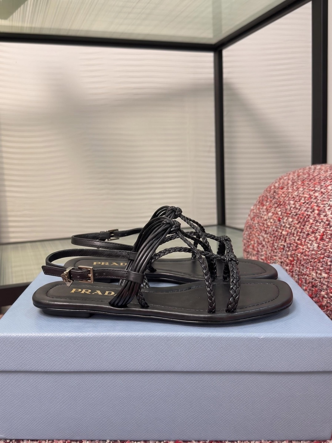 NO:887174,Top version PRADA 2026 new summer style square toe woven straps cross straps flat sandals Prada's black woven flat sandals are made of high-quality leather and have a thin strap design on the upper, which is breathable and fashionable. The flat bottom + adjustable heel strap are super comfortable to wear and suitable for long walks. Simple and elegant, they look great with skirts or casual pants in summer, and can easily enhance your look!  There is a Prada logo on the inside of the insole, which is full of brand feeling and details must be paid attention to. Fabric imported sheepskin lining/foot pads imported sheepskin outsole Italian imported genuine leather outsole Size35-41 (40 41 custom-made and non-refundable), sandals, prada, prada, sandals, skirts, sheepskin, Leather soles19860909顶级版本 PRADA 普拉达 2026 夏季新款 方头 编织带 交叉带 平底 凉鞋 Prada这款黑色编织平底凉鞋,采用优质皮革,鞋面细带设计,透气又时髦.平底+可调节后跟带,穿着超舒适,适合长时间行走.简约大方,夏天搭裙装或休闲裤都很出彩,轻松提升造型感！鞋垫内侧有Prada标志,品牌感满满,细节控必入. 面料进口羊皮 内里/垫脚进口羊皮 大底意大利进口真皮大底 Size35-41（40 41定做不退换）,凉鞋,prada,prada,sandals,skirts,sheepskin,Leather soles,Women's Shoes