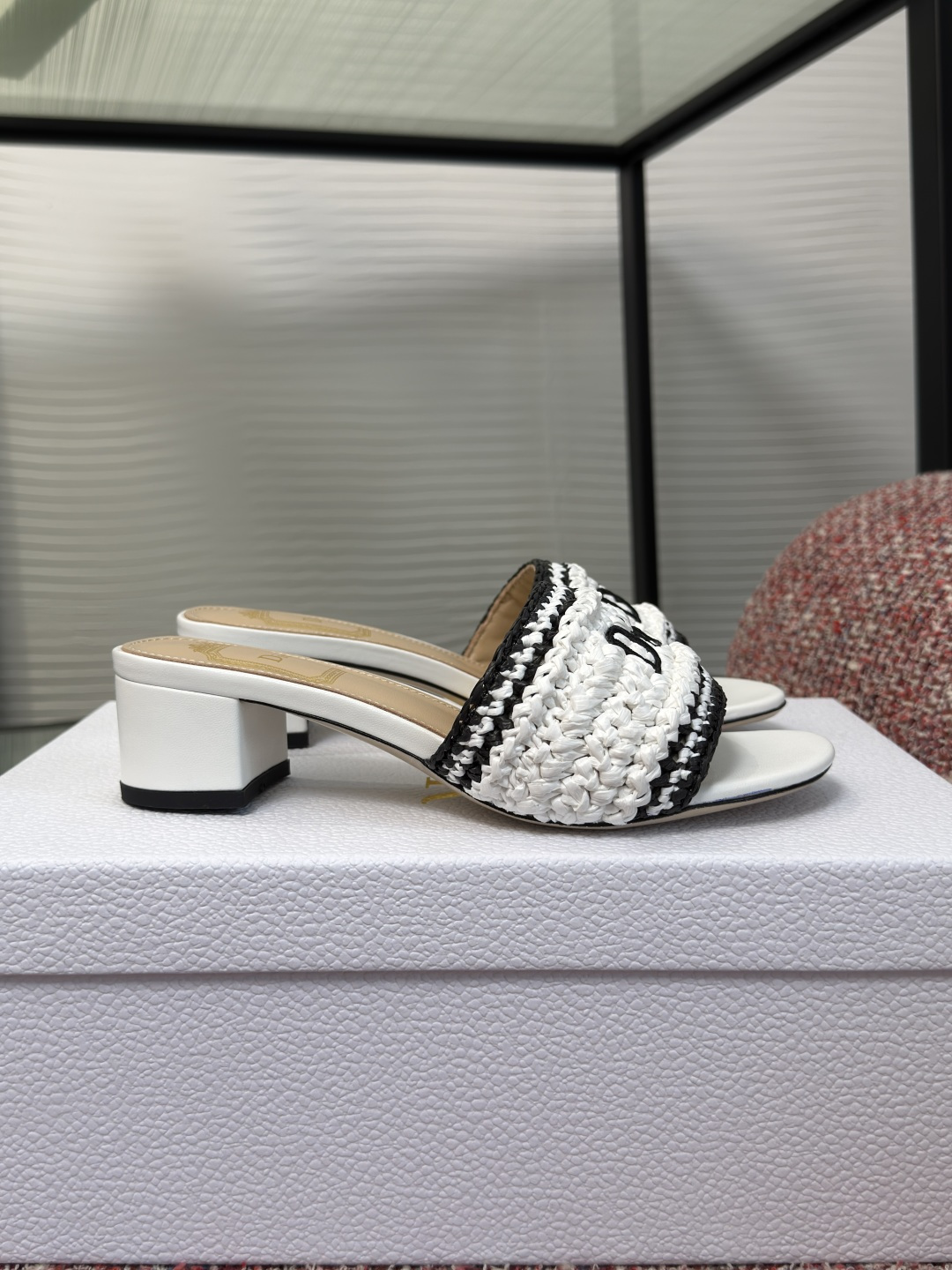 NO:889301,Top version: Dior Dior 2026 new summer style Dioriviera limited series Dior Woven embroidered logo mid-heel sandals slippers This Dior Woven heeled sandals are from the Dioriviera limited series, highlighting the elegant summer aesthetic style. Crocheted raffia effect technical fabric upper, decorated with the Dior logo, highly recognizable. Paired with a 3.5 cm thick heel, it is more refined and can enhance the style of various looks.  Fabric: Original custom woven surface embroidery, lining/foot pads, imported sheepskin, outsole, genuine leather outsole imported from Italy, heel height 3.5cm, Size: 35-41 (40 41 customized, non-returnable), slippers, dior, dior, slippers, sheepskin, Leather soles19860909顶级版本: Dior 迪奥2026 夏季新款 Dioriviera限定系列Dior Woven 刺绣Logo 中跟 凉拖 拖鞋 这款 Dior Woven 带跟凉拖来自 Dioriviera 限定系列,彰显优雅的夏日美学风格.钩编酒椰草效果科技面料鞋面,饰以 Dior 标志,富有辨识度.搭配 3.5 厘米粗跟更显精致,可为各式造型提升格调. 面料:原版定制编织面刺绣 内里/垫脚进口羊皮 大底意大利进口真皮大底 跟高3.5cm Size : 35-41（40 41 定做不退换）,拖鞋,dior,dior,slippers,sheepskin,Leather soles,Women's Shoes