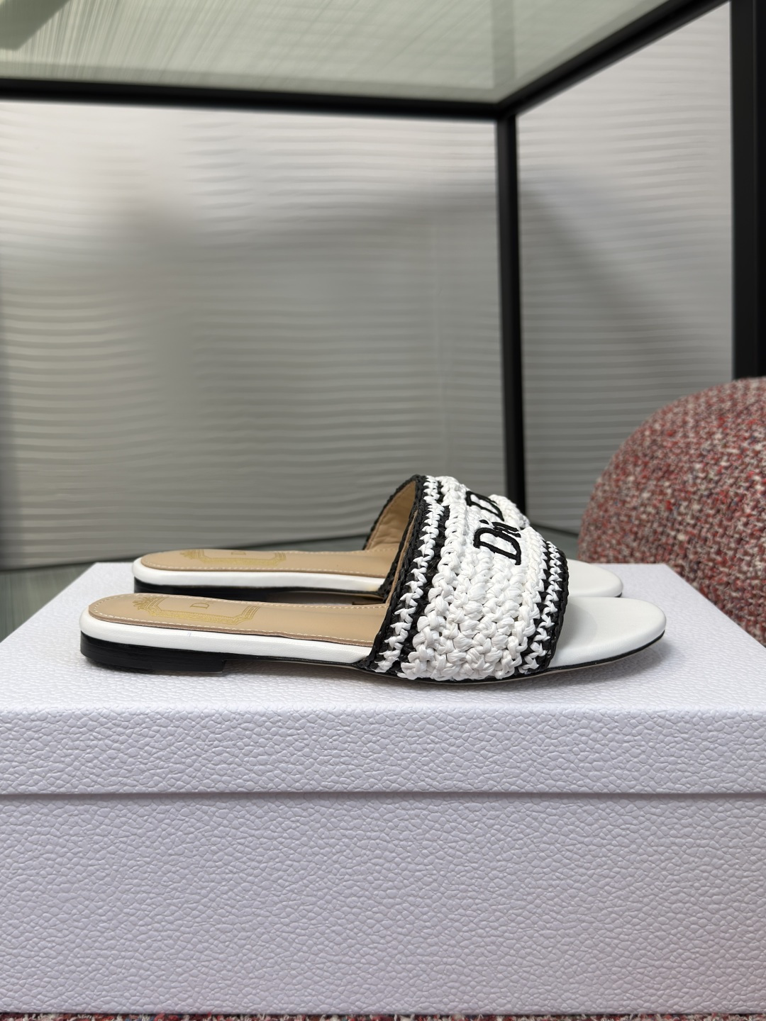 NO:889308,Top version: Dior Dior 2026 new summer style Dioriviera limited series Dior Woven embroidered logo flat sandals slippers This Dior Woven heeled sandal is from the Dioriviera limited series, highlighting the elegant summer aesthetic style. Crocheted raffia effect technical fabric upper, decorated with Dior logo, highly recognizable. Paired with a 3.5 cm thick heel, it is more refined and can enhance the style of various looks.  Fabric: Original custom woven surface embroidery, lining/foot pads, imported sheepskin, outsole, genuine leather outsole imported from Italy Size: 35-41 (40 41 customized, non-returnable), slippers, dior, dior, slippers, sheepskin, Leather soles19860909顶级版本: Dior 迪奥2026 夏季新款 Dioriviera限定系列Dior Woven 刺绣Logo 平底 凉拖 拖鞋 这款 Dior Woven 带跟凉拖来自 Dioriviera 限定系列,彰显优雅的夏日美学风格.钩编酒椰草效果科技面料鞋面,饰以 Dior 标志,富有辨识度.搭配 3.5 厘米粗跟更显精致,可为各式造型提升格调. 面料:原版定制编织面刺绣 内里/垫脚进口羊皮 大底意大利进口真皮大底 Size : 35-41（40 41 定做不退换）,拖鞋,dior,dior,slippers,sheepskin,Leather soles,Women's Shoes