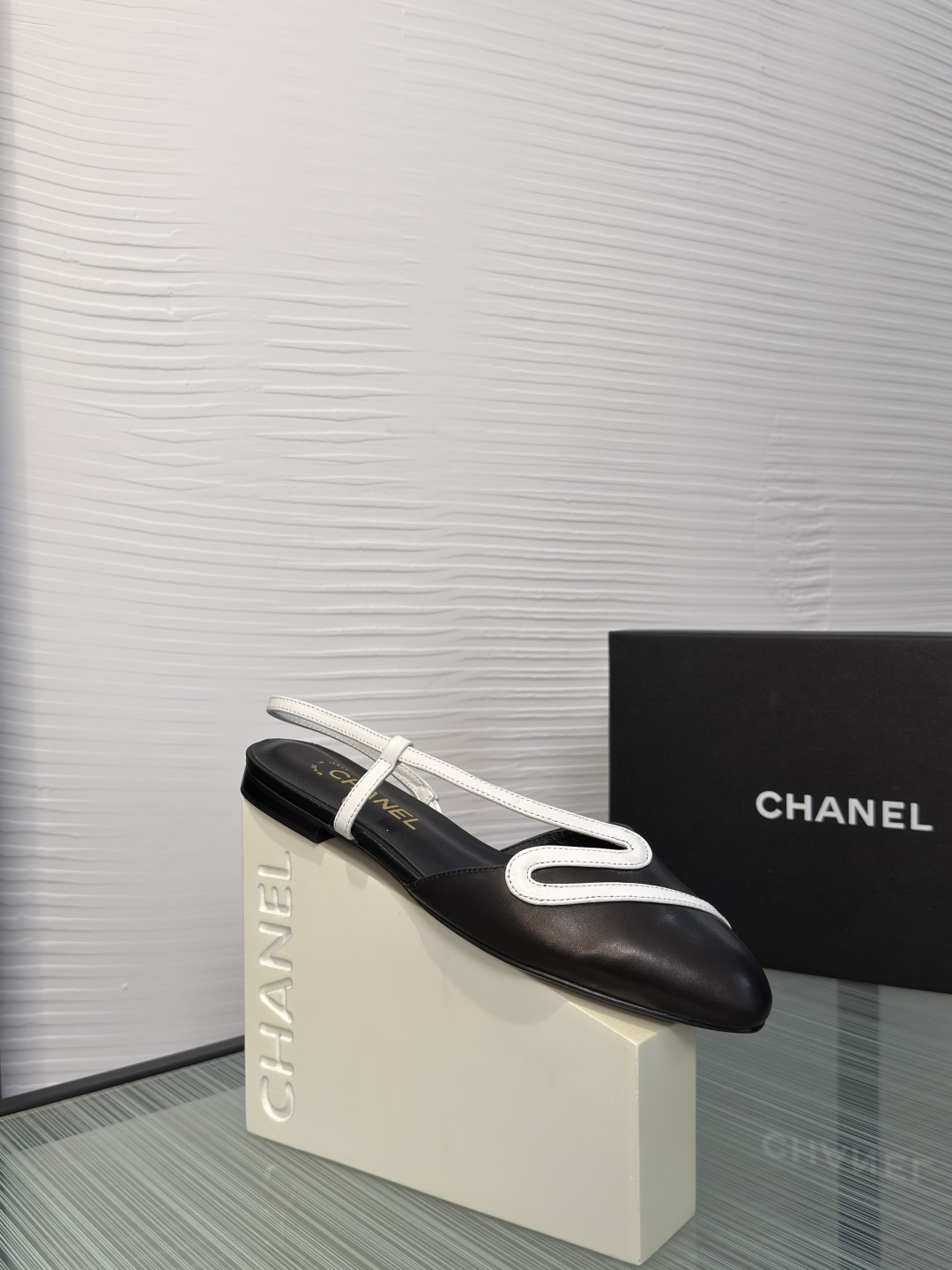 NO:889294,Top version: CHANEL Chanel 2026 new summer style round toe color matching empty back flat sandals Chanel Chanel's black and white color matching mules, black leather + white wavy lines, simple and recognizable. Back empty design + adjustable thin straps, easy to put on and take off and very stable. The sole is the brand logo, full of details!  It can be worn for both daily commuting and leisure. Skirts and trousers are also OK. It is elegant and comfortable. A must-have for fashionistas!  Fabric imported sheepskin / sheepskin lining imported sheepskin outsole Italian imported genuine leather outsole Size 35-41 (40 41 customized, non-returnable), sandals, chanel, chanel, sandals, skirts, sheepskin, sheep, Leather soles19860909顶级版本: CHANEL 香奈儿 2026 夏季新款 圆头 拼色 后空 平底 凉鞋 Chanel 香奈儿这款黑白拼色穆勒鞋,黑色皮革+白色波浪线,简约又有辨识度.后空设计+可调节细带,穿脱方便还很稳.鞋底是品牌标志,细节满分！日常通勤、休闲都能搭,裙装裤装都OK,优雅又舒适,时髦精必入！ 面料进口羊皮/羊猄 内里进口羊皮 大底意大利进口真皮大底 Size35-41（40 41 定做不退换）,凉鞋,chanel,chanel,sandals,skirts,sheepskin,sheep,Leather soles,Women's Shoes