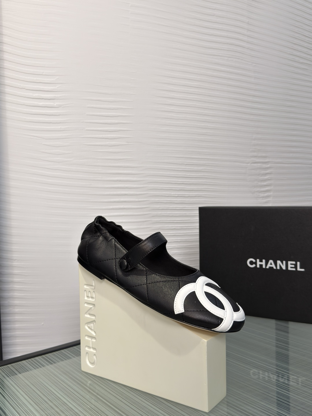 NO:889290,Top version: CHANEL Chanel 2026 spring and summer new Kangpeng shoes, round toe, large double C diamond flat ballet shoes, Chanel Chanel Kangpeng ballet shoes, COCO Beach series, lambskin material + classic diamond pattern, black double C Logo embellishment, simple, elegant and super recognizable!  The soles are made of wood texture, which is light and comfortable. Whether it is a skirt or jeans, you can easily create a French retro style, which is fashionable and versatile!  Fabric imported lambskin lining/foot pads imported sheepskin outsole Italian imported leather outsole Size35-41 (40 41 custom-made and non-returnable), single shoes, chanel, chanel, skirts, jeans, sheepskin, Leather soles19860909顶级版本: CHANEL 香奈儿 2026 春夏新款 康鹏鞋 圆头 大双C 菱格 平底 芭蕾舞鞋 Chanel 香奈儿康鹏芭蕾鞋,COCO Beach系列,小羊皮材质+经典菱格纹,黑色双C Logo点缀,简约优雅又超有辨识度！鞋底是木质纹理,轻便舒适,无论裙装还是牛仔裤,都能轻松打造法式复古风,时髦又百搭！ 面料进口小羊皮 内里/垫脚进口羊皮 大底意大利进口真皮大底 Size35-41（40 41 定做不退换）,单鞋,chanel,chanel,skirts,jeans,sheepskin,Leather soles,Women's Shoes