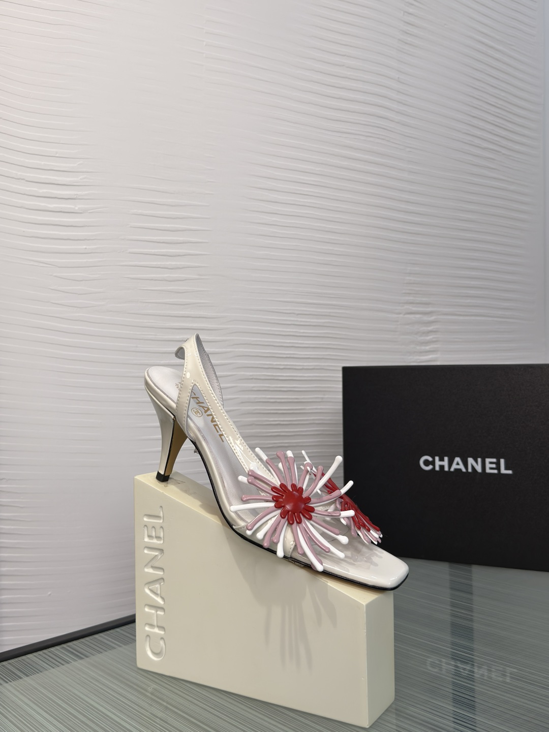 NO:889285,Top version: CHANEL Chanel 2026 catwalk new square toe Monet garden high heels sandals  Chanel Chanel's black patent leather sandals are decorated with black and white beige flowers on the upper, which is full of artistic sense. The square toe + thin straps and empty back design are elegant and breathable, the most eye-catching soul color. There are no redundant colors, relying only on texture and contrast to support the aura. They are neat, elegant, noble and timeless. Once you put them on, you will feel the small fragrance and high-end feeling engraved in your bones. The fabric is imported cow patent leather, the lining/foot pads are imported silk sheepskin, the outsole is imported genuine leather outsole, and the heel height is 7.5cm.  Size35-41 (40 41 customized, non-refundable), high heels and sandals, chanel, chanel, sandals, high heels, sheepskin, Leather soles19860909顶级版本: CHANEL 香奈儿 2026 走秀新款 方头 莫奈花园 高跟 凉鞋 Chanel香奈儿这款黑色漆皮凉鞋,鞋面点缀黑白米色花朵,艺术感满满.方头+细带后空设计,优雅又透气,最耐看的灵魂配色.没有多余色彩,只靠肌理与对比撑起气场,利落、优雅、显贵、永不过时.一穿上,就是刻在骨子里的小香风高级感 面料进口牛漆皮 内里/垫脚进口丝绸羊皮 大底意大利进口真皮大底 跟高7.5cm Size35-41（40 41 定做不退换）,高跟鞋凉鞋,chanel,chanel,sandals,high heels,sheepskin,Leather soles,Women's Shoes